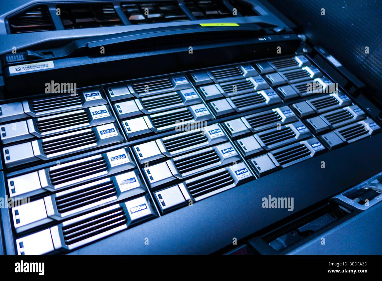 Vista ravvicinata della tecnologia avanzata di storage dei dati in un server rack, che mostra più unità di storage sistematicamente disposte per una gestione efficiente dei dati Foto Stock