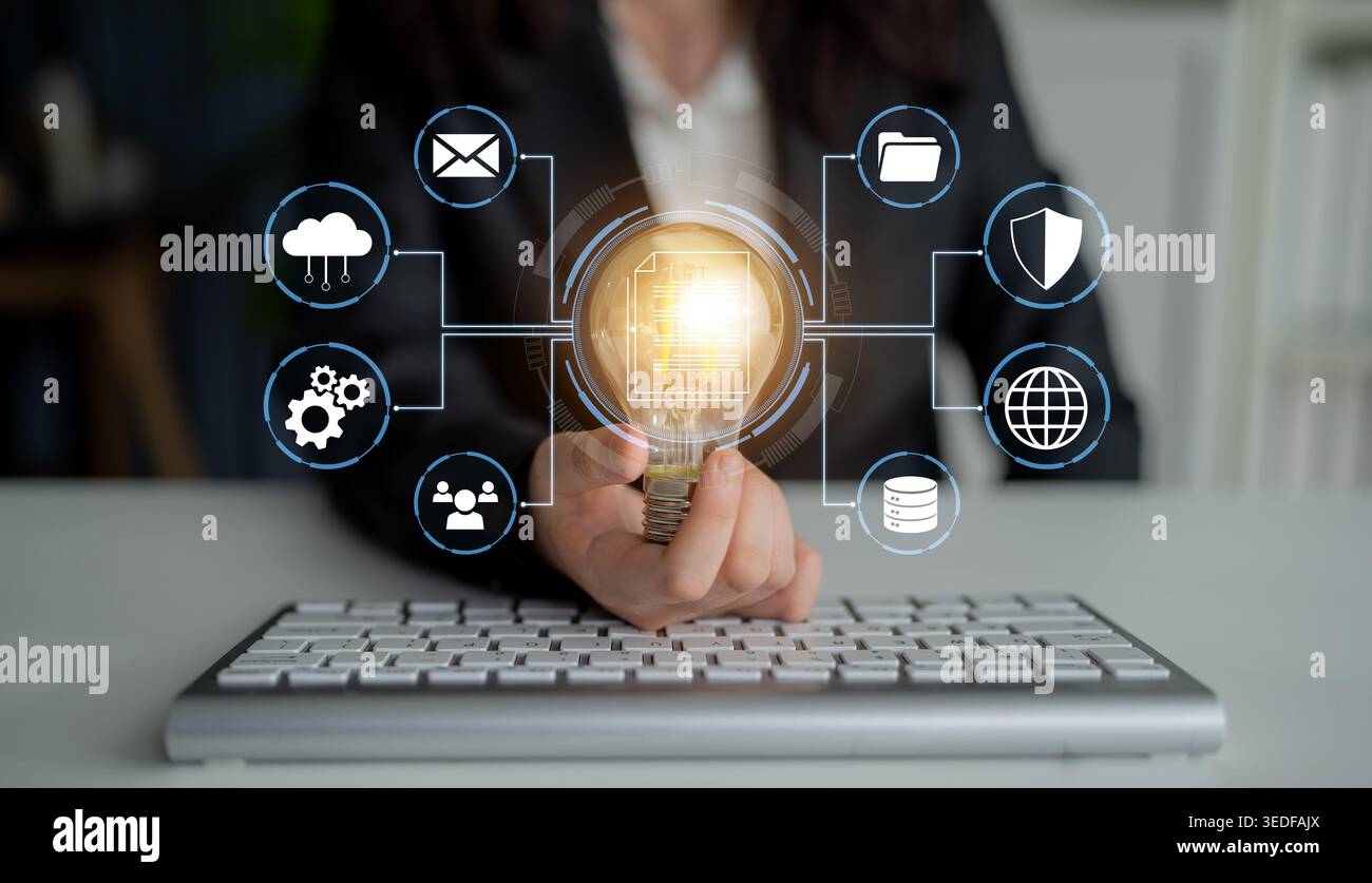 Professionisti aziendali che utilizzano la tecnologia per l'innovazione e la gestione dei dati con il concetto di lampadina a incandescenza, dimostrando creatività e digitale Foto Stock