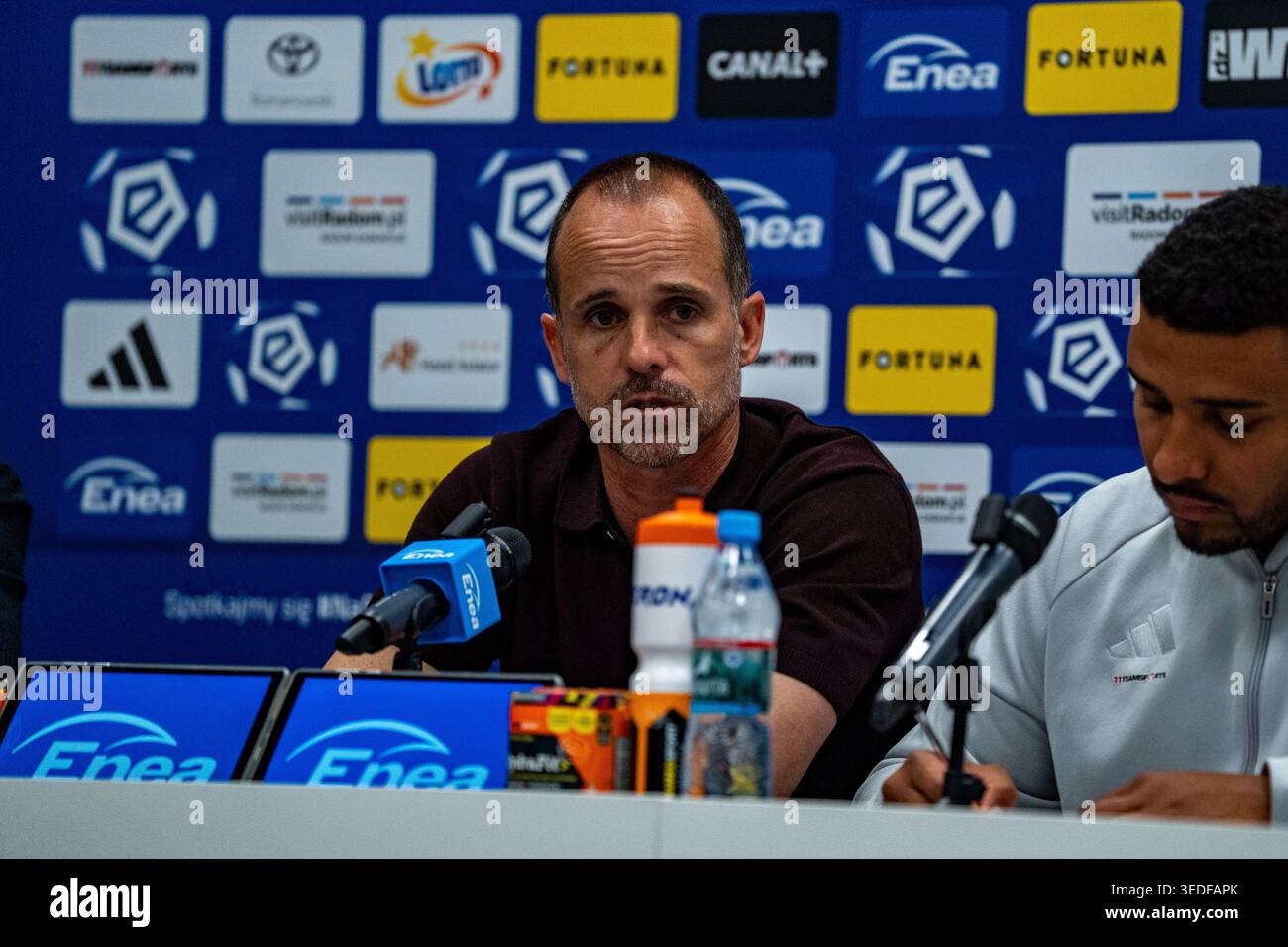 Allenatore od Radomiak Bruno Baltazar visto durante la conferenza stampa visto durante PKO BP Ekstraklasa - partita 31 stagione 25/26 partita tra le squadre di Radomiak Foto Stock