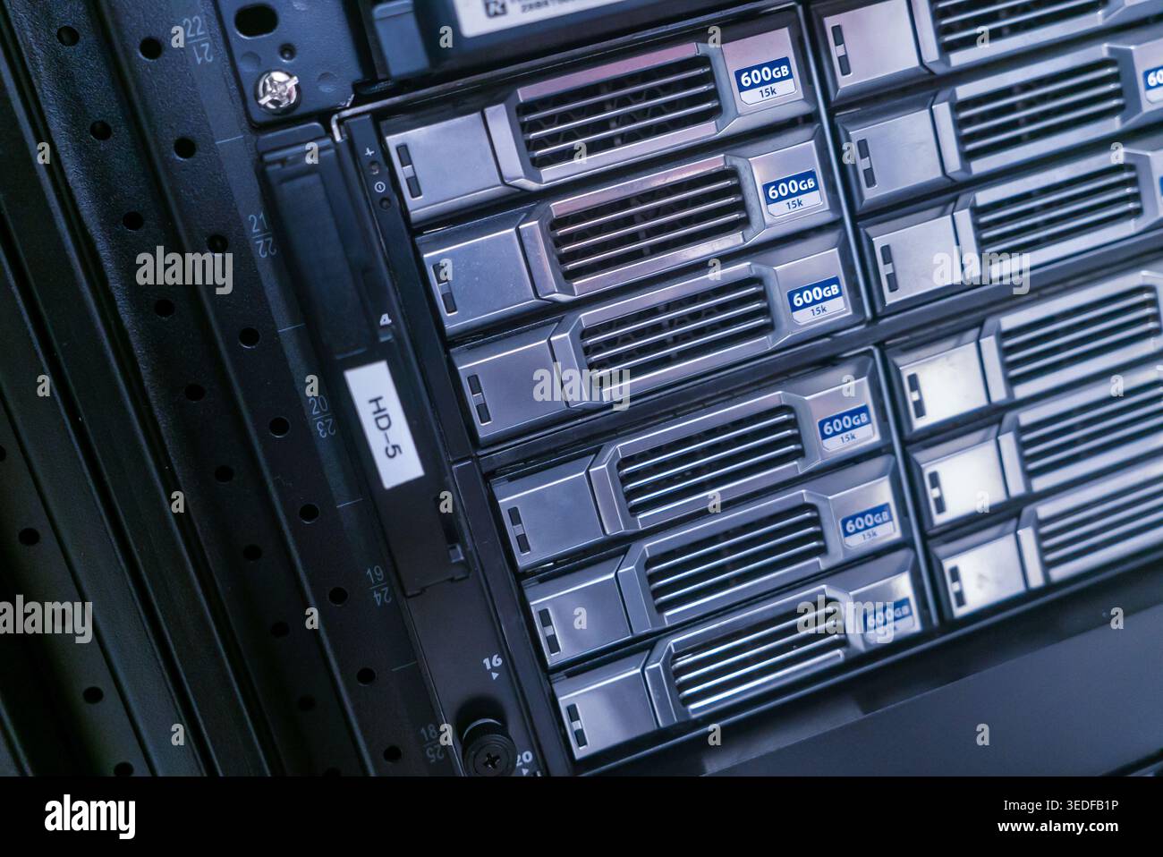 Vista ravvicinata delle unità di storage per server in un moderno data center, che mostra l'intricato design e la tecnologia alla base della gestione dei dati e della soluzione di storage Foto Stock
