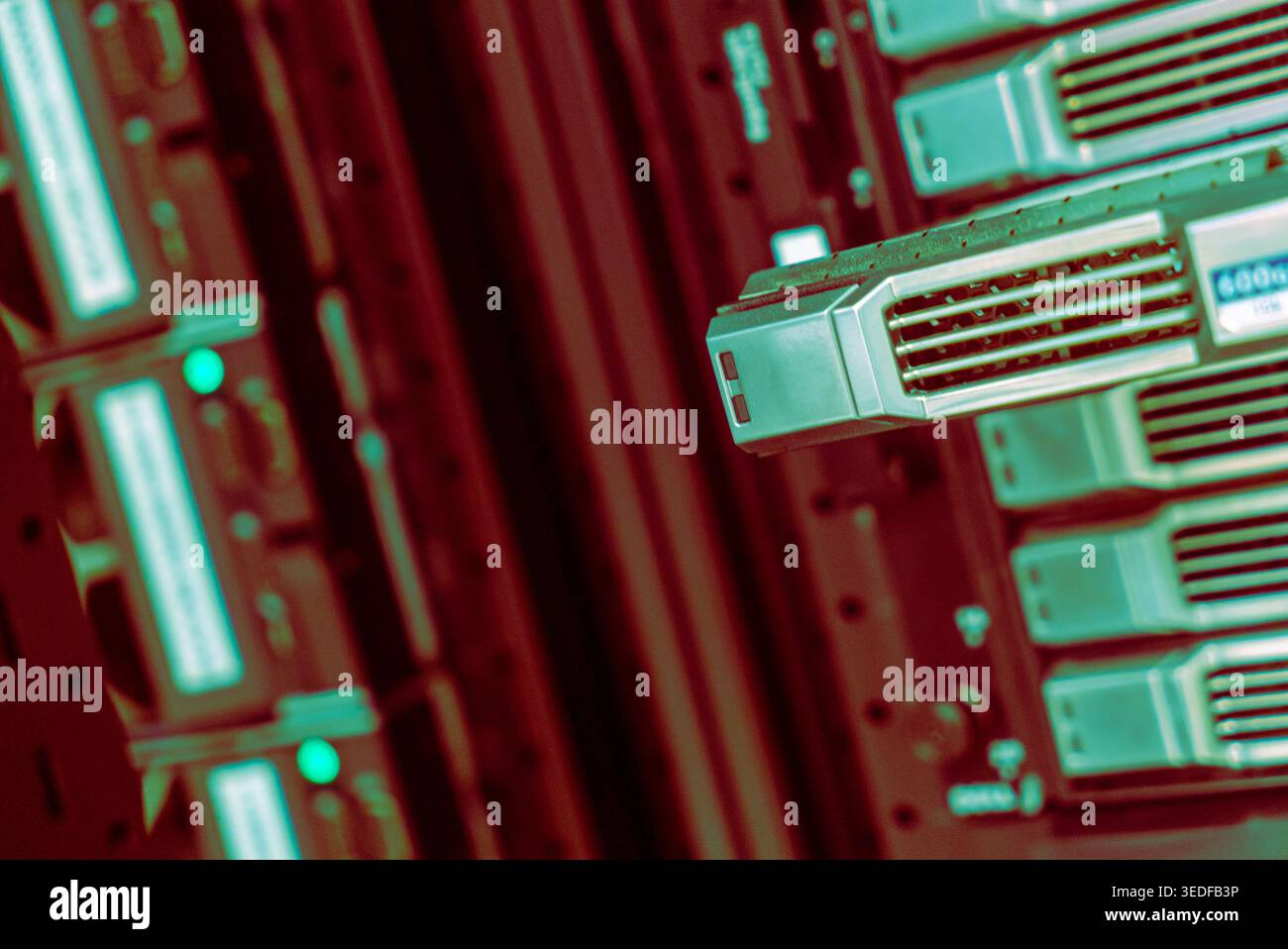 Vista ravvicinata di un server avanzato all'interno di un moderno data center, che mostra tecnologia e infrastruttura all'avanguardia in grado di supportare prestazioni elevate Foto Stock