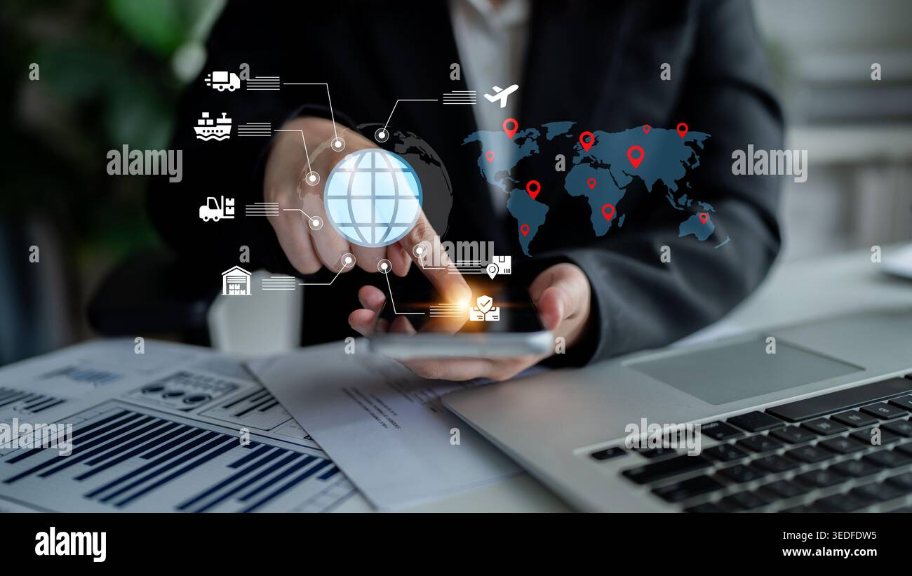 Un uomo d'affari interagisce con uno smartphone, evidenziando la logistica globale attraverso la visualizzazione dei dati e sottolineando la tecnologia moderna in un Foto Stock