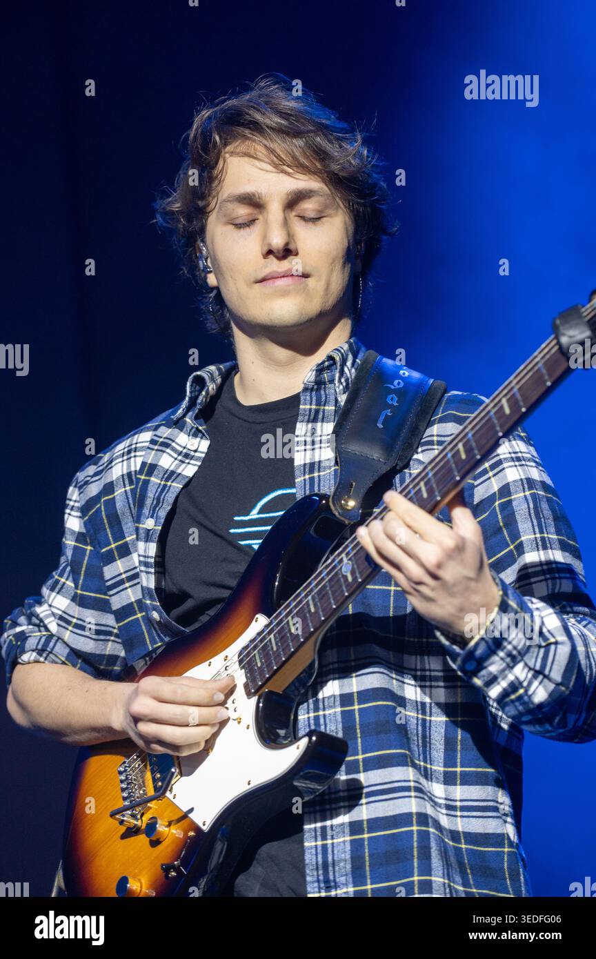 17 aprile 2026: Matteo Mancuso si esibisce all'Alcatraz di Milano Foto Stock