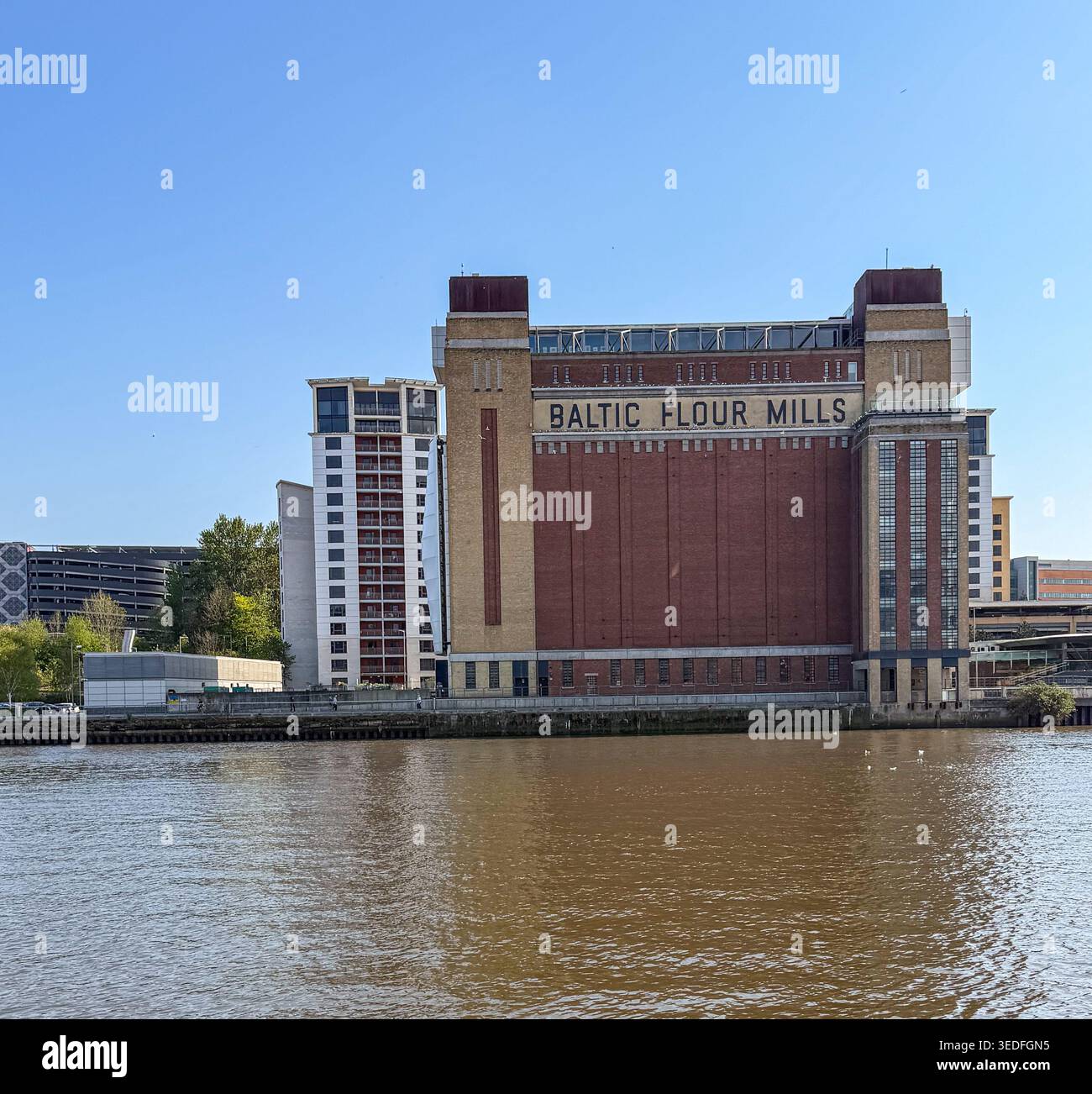 Lo storico edificio Baltic Flour Mills sulla riva del fiume a Gateshead, Inghilterra - Immagine stock catturata con smartphone