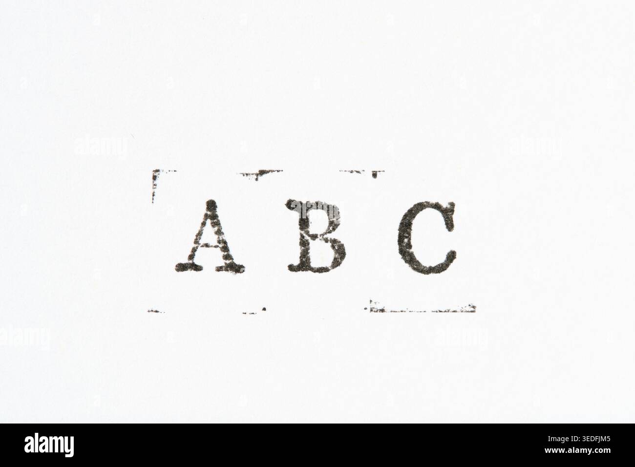 Lettere ABC stampate con inchiostro nero su carta bianca. Texture vintage per macchine da scrivere o francobolli Foto Stock