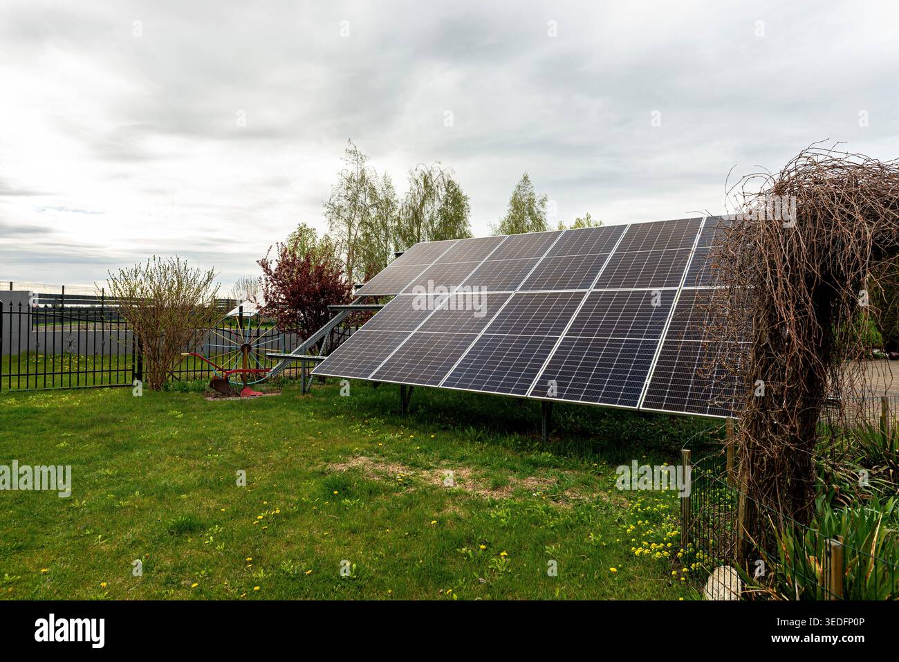 I pannelli solari sfruttano energia rinnovabile per uso personale in polonia Foto Stock