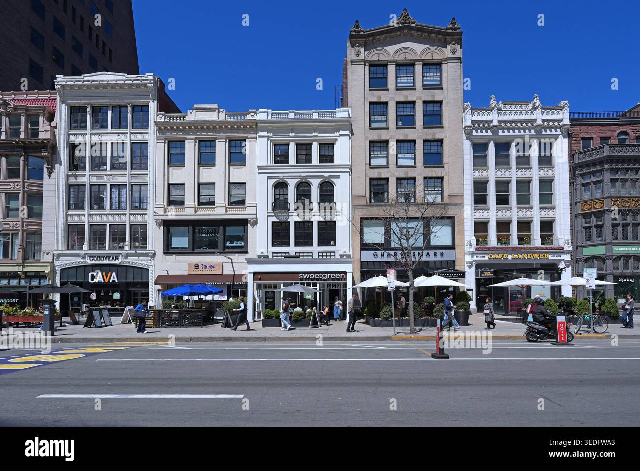 Newbury Street, una famosa strada per lo shopping e i ristoranti nella zona Back Bay di Boston Foto Stock
