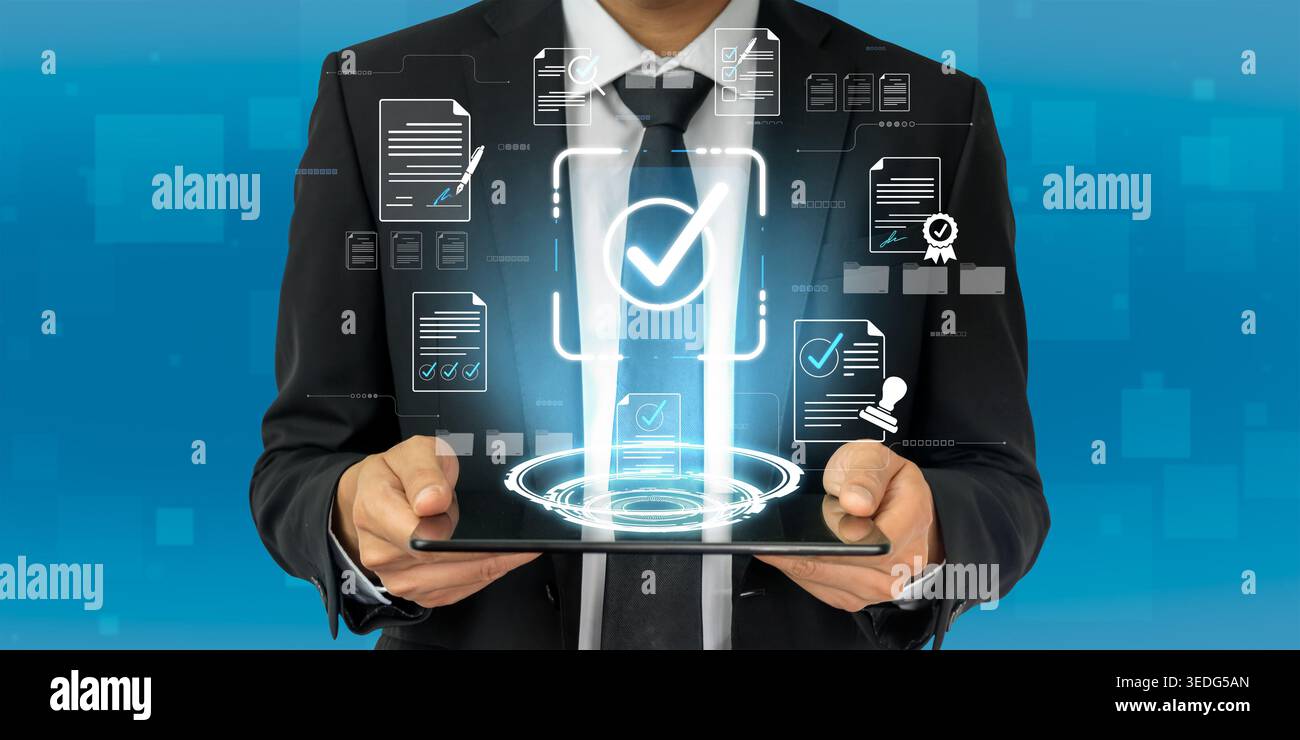 Uomo d'affari che detiene un tablet con icone e segni di spunta dei documenti digitali che rappresentano i processi di approvazione e verifica in Modern Office Sigmoid Foto Stock