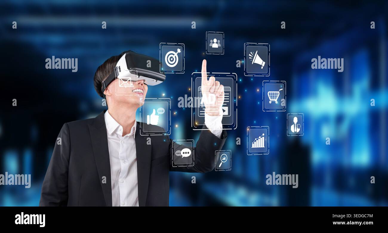 Un uomo d'affari si avvale di tecnologie avanzate per la realtà virtuale, che mostrano l'intersezione tra annunci digitali e business online in uno spazio di lavoro moderno Foto Stock