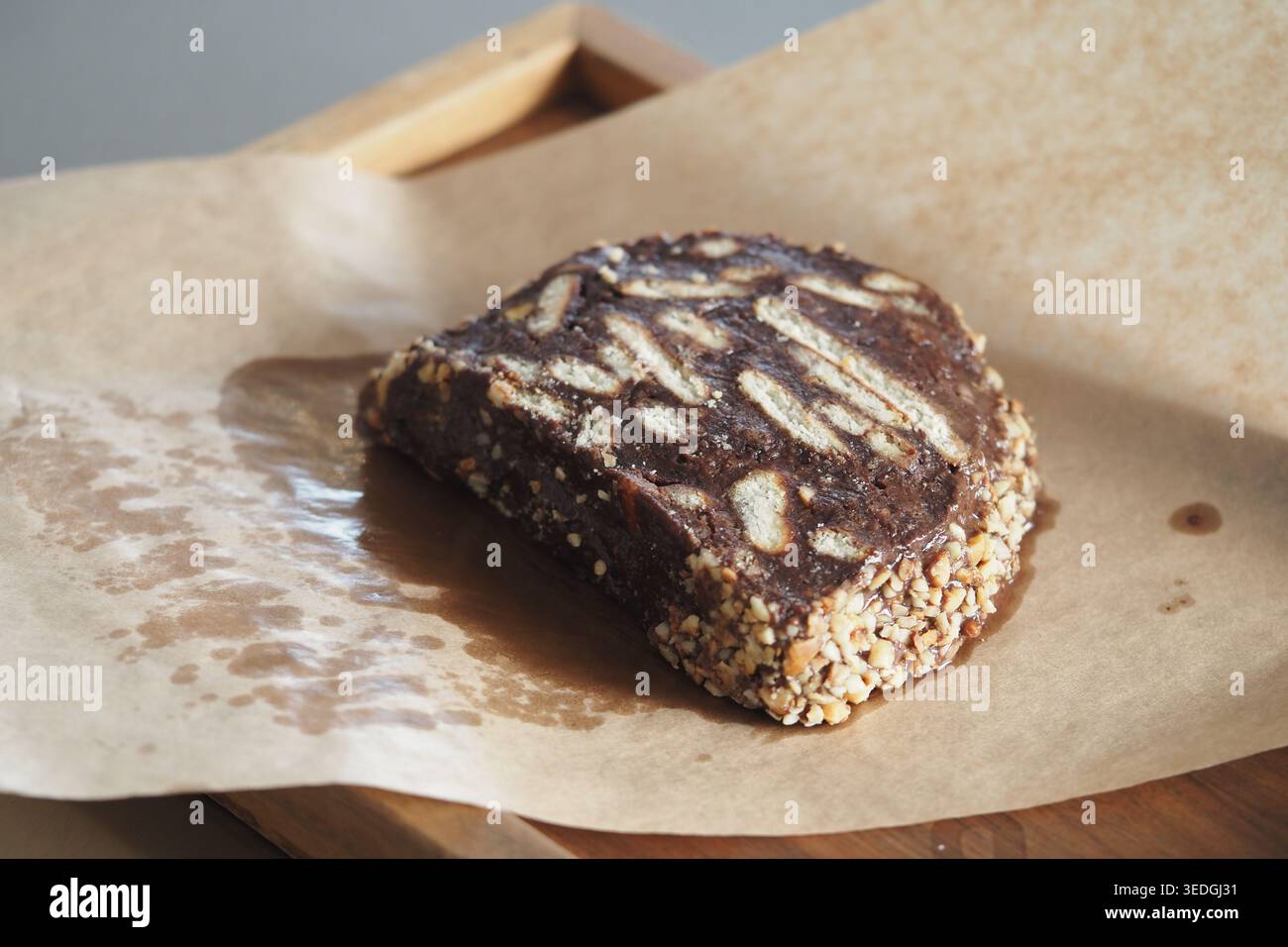 Torta a mosaico su un vassoio di legno Foto Stock