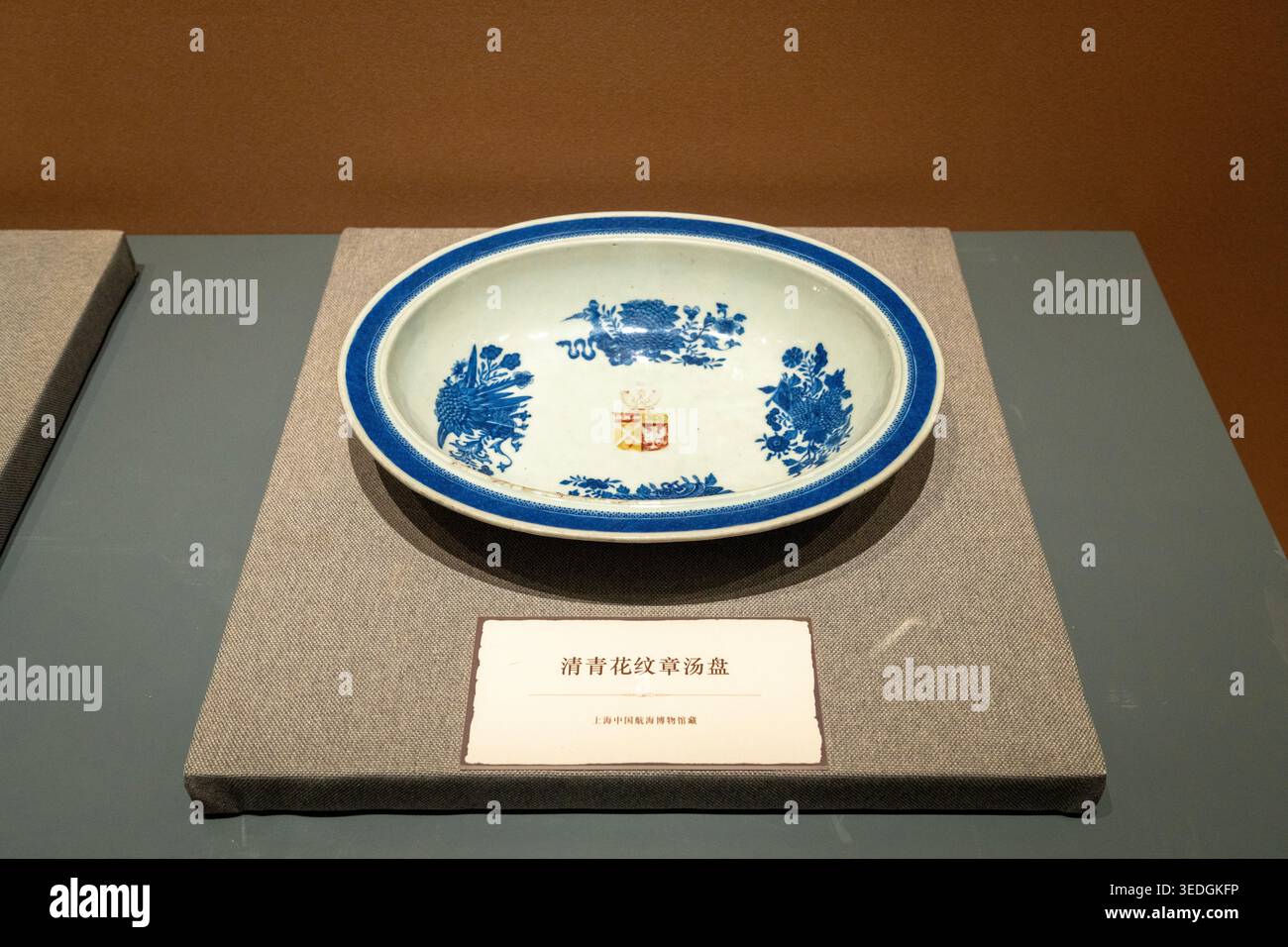 Un piatto di zuppa armerica blu e bianca della dinastia Qing presso il China Maritime Museum di Shanghai, che riflette lo storico commercio marittimo globale Foto Stock