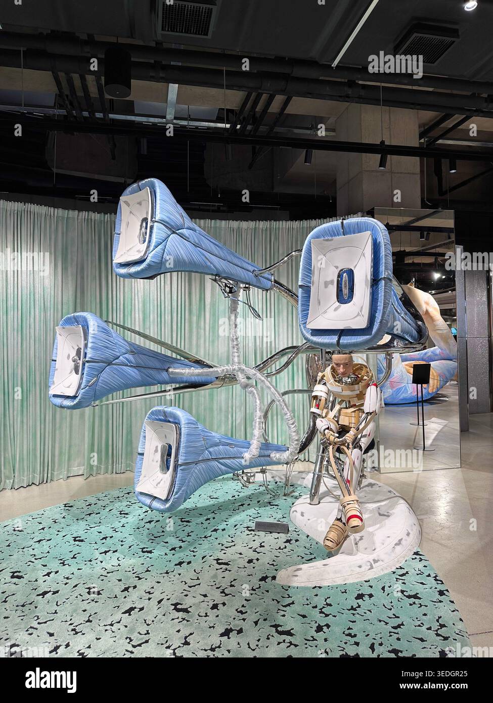 Seoul, Corea del Sud - 01/05/2026: Installazione di arte astratta moderna nello spazio espositivo. Design contemporaneo e concetto creativo. Foto Stock