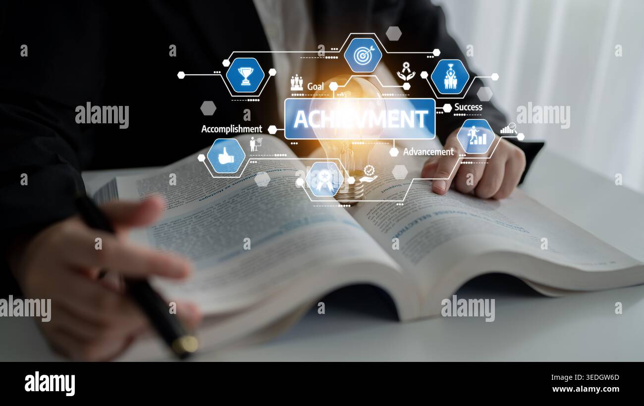 Questa immagine raffigura il concetto di raggiungimento in un ambiente professionale, evidenziando obiettivi, successo e innovazione attraverso un libro e una lampadina Foto Stock