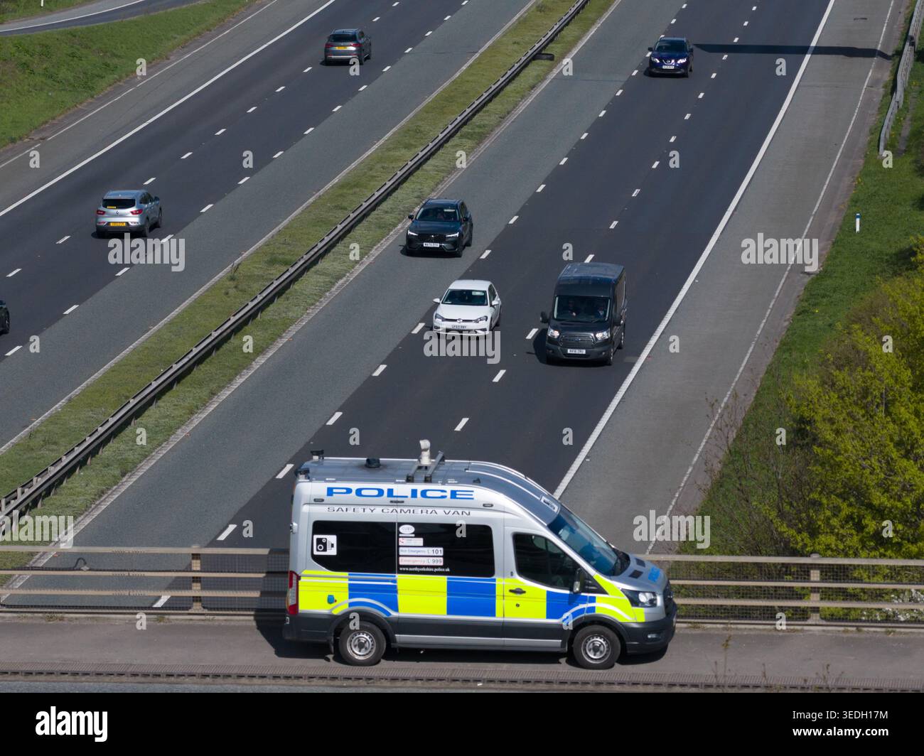 Furgone di controllo della velocità della polizia che sovrasta un'autostrada trafficata in Inghilterra, Regno Unito. Monitoraggio del traffico e sicurezza stradale Foto Stock