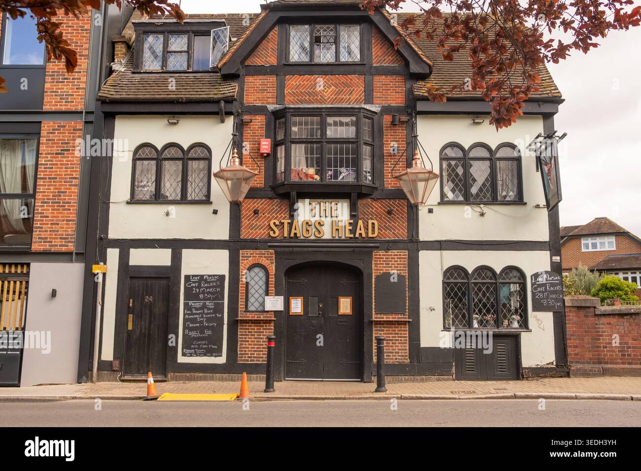 LONDRA - 25 MARZO 2026: BARNES HIGH STREET SW13 - The Stags Head tradizionale pub britannico Foto Stock