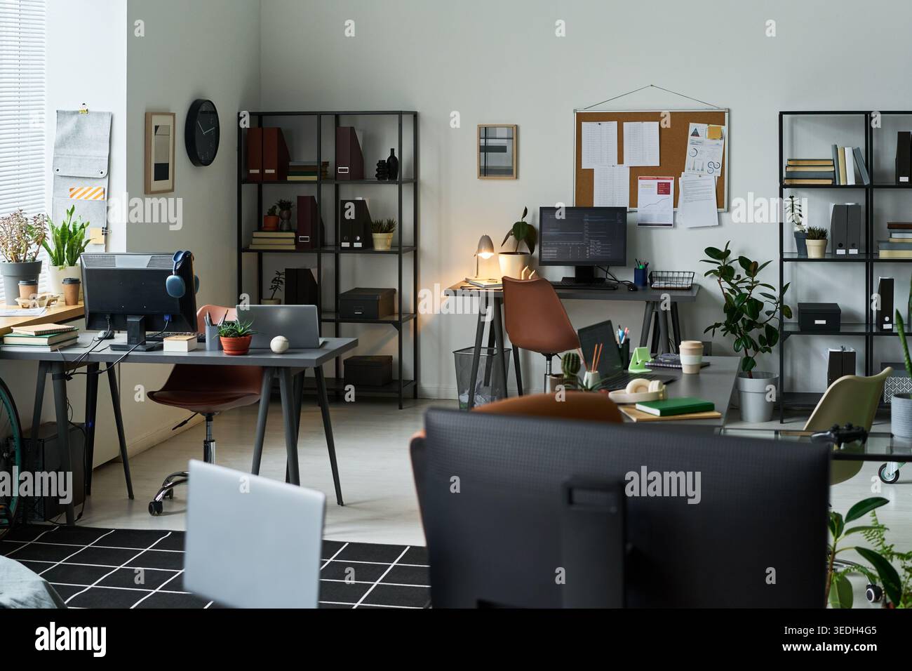 Ampio spazio di lavoro per uffici moderni con più scrivanie, scaffali, bacheche, impianti, supporto alle operazioni aziendali, produttività dei team, branding delle startup Foto Stock