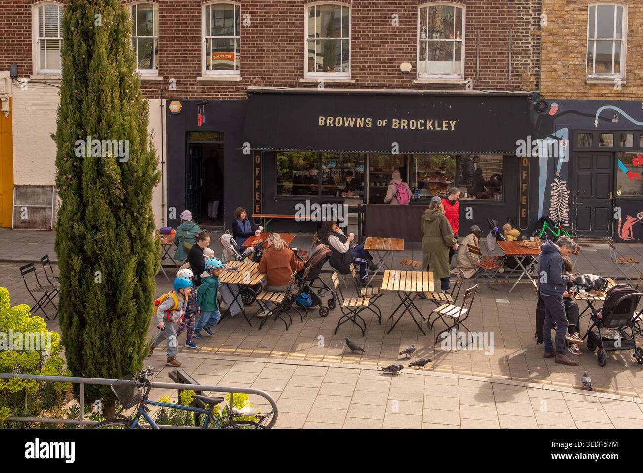 LONDRA - 30 MARZO 2026: BROCKLEY ROAD SE4 - Browns of Brockley Cafe, posti a sedere all'aperto per famiglie Foto Stock