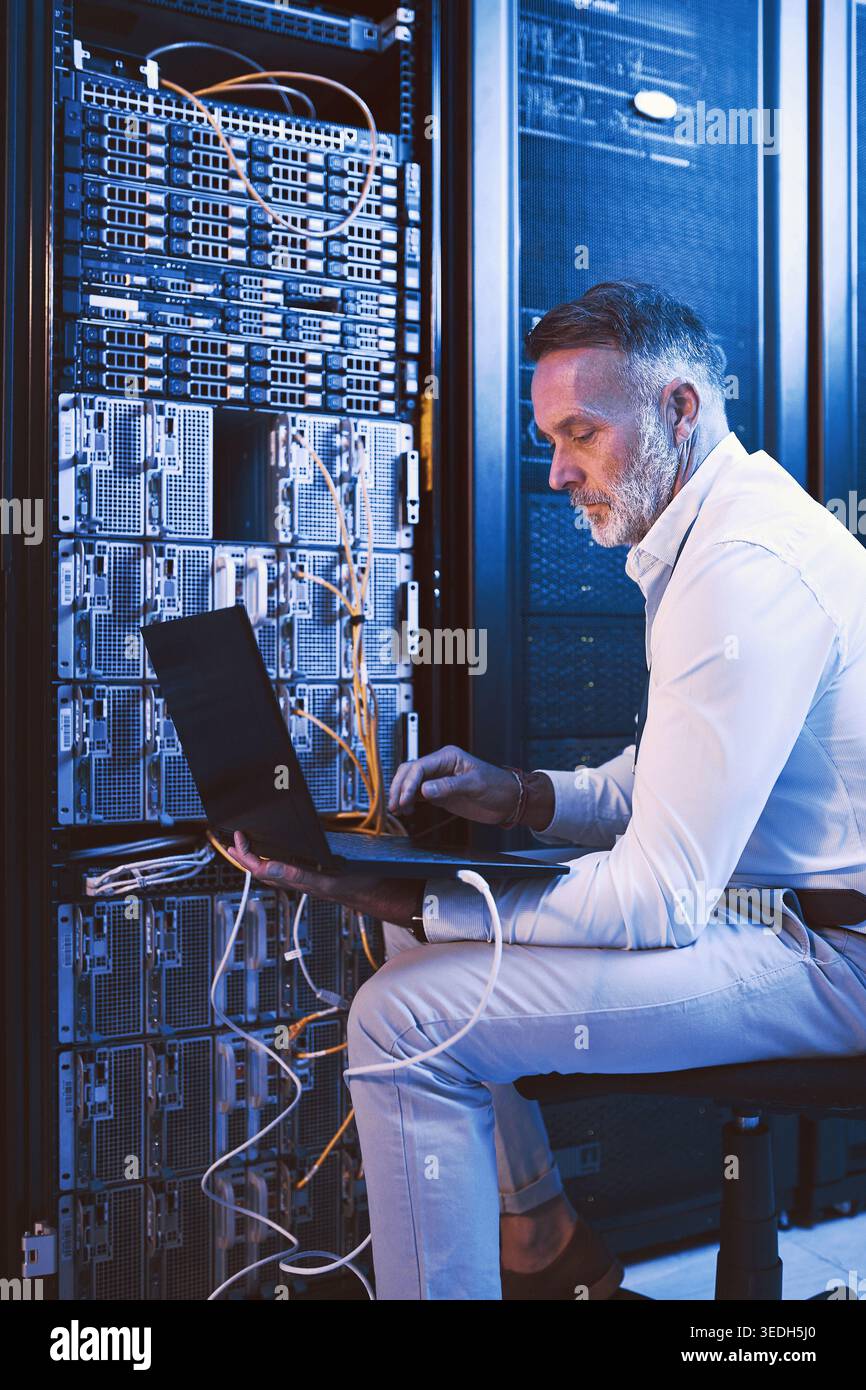 Sala server, laptop o uomo con aggiornamento della rete per la sicurezza informatica, la manutenzione o l'ispezione del sistema. Computer, data center o tecnici maturi Foto Stock