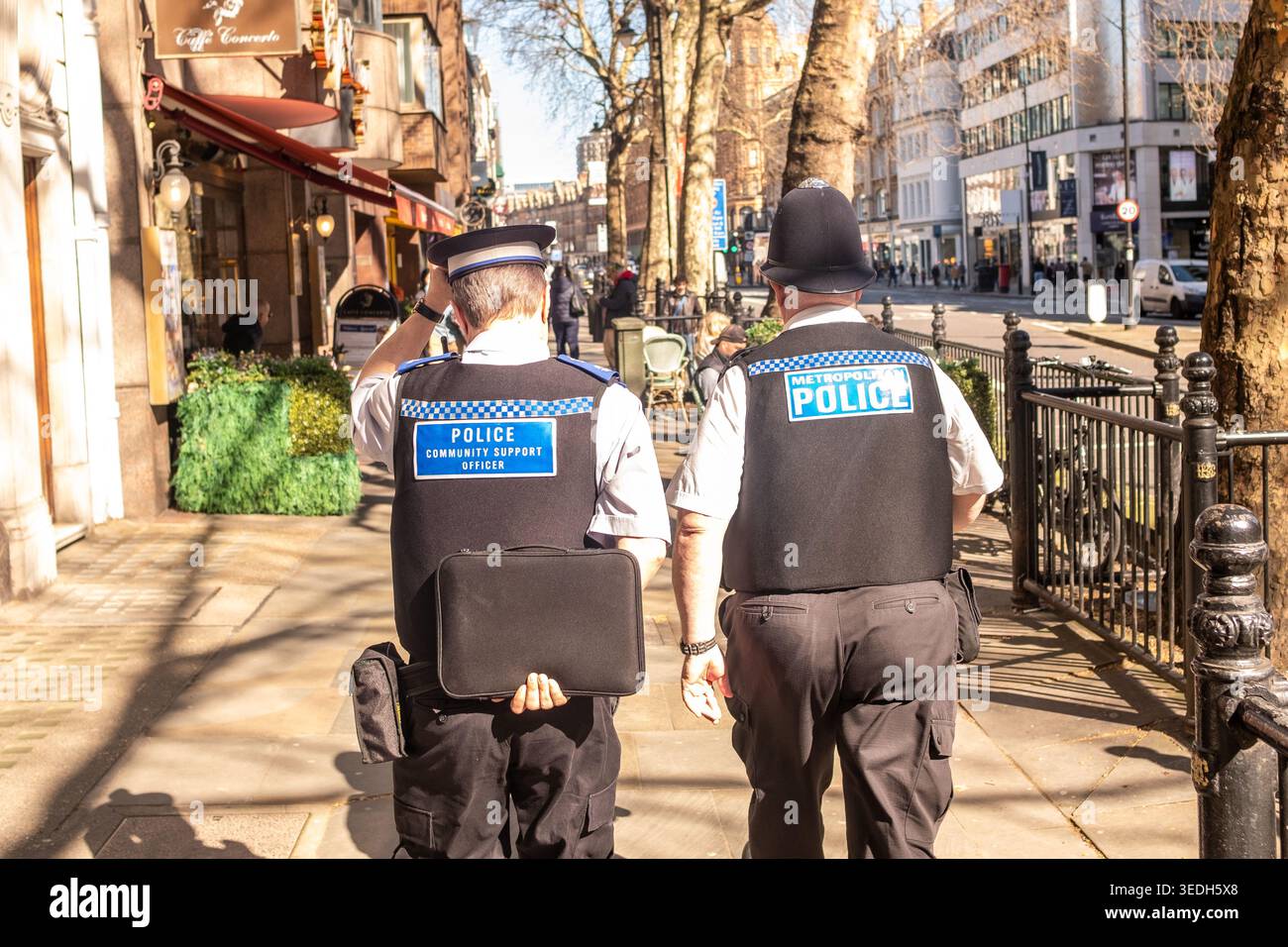 LONDRA - 18 MARZO 2026: KNIGHTSBRIDGE - agenti della polizia metropolitana PCSO pattugliano la soleggiata Brompton Road Foto Stock