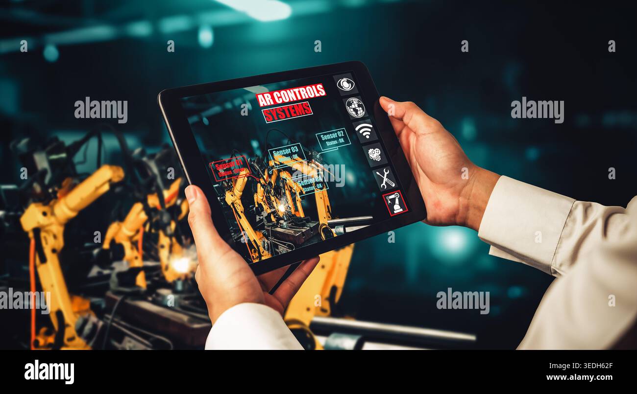 Engineer controlla i bracci robotici tramite software applicativo basato sulla tecnologia di realtà aumentata. Macchina robot intelligente in fabbrica futura che lavora nel concetto Foto Stock