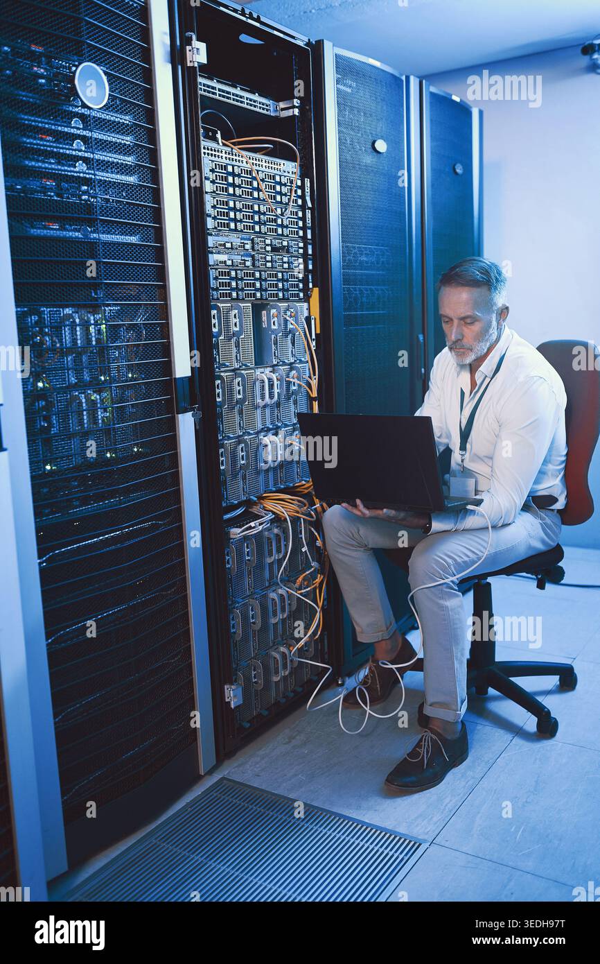 Data center, laptop o uomo con aggiornamento software per la sicurezza informatica, la manutenzione o l'ispezione del sistema. Computer, sala server o tecnico maturo Foto Stock