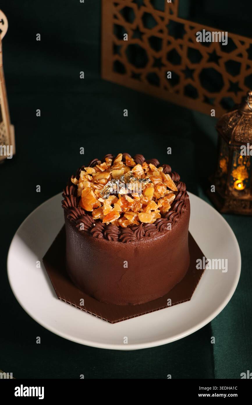Ricca torta ricoperta di crema di cioccolato con glassa al caramello, bella vista angolare. Foto Stock