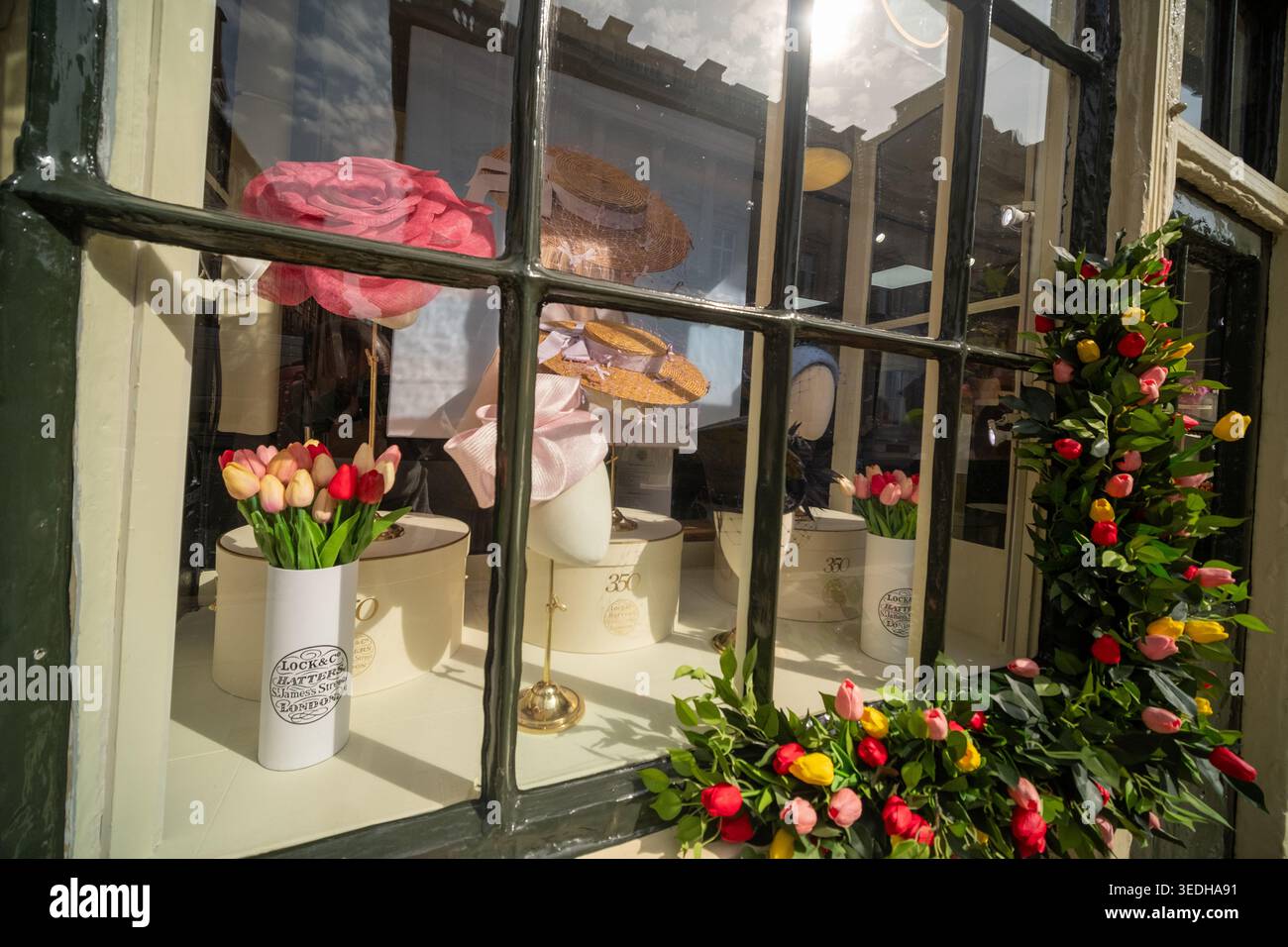 LONDRA - 20 MARZO 2026: ST JAMES'S STREET SW1A - Lock & Co Hatters Luxury Hat window display 6 St James's Street Foto Stock
