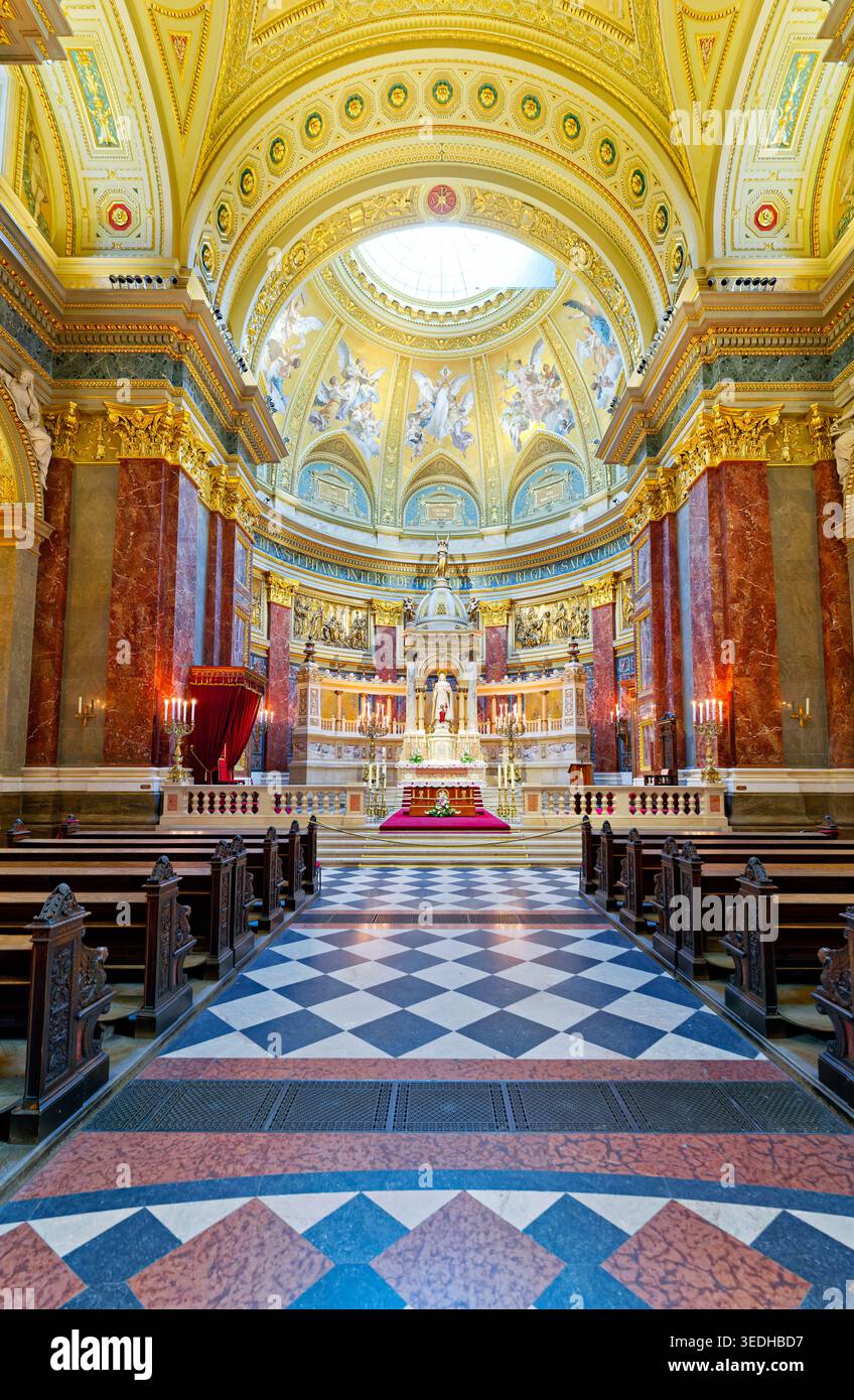 La cattedrale della Basilica di Santo Stefano si erge a Budapest. L'interno presenta disegni intricati e presenta un altare centrale. Foto Stock