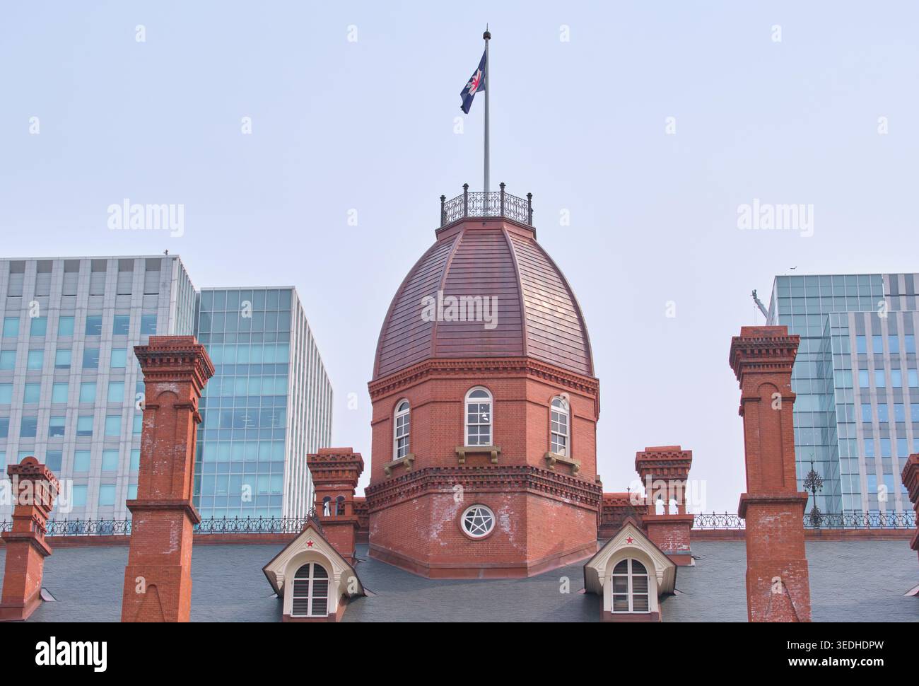 Veduta posteriore dell'ex Ufficio governativo di Hokkaido (Ufficio mattoni rossi) contro i moderni grattacieli, Sapporo, Hokkaido, Giappone Foto Stock