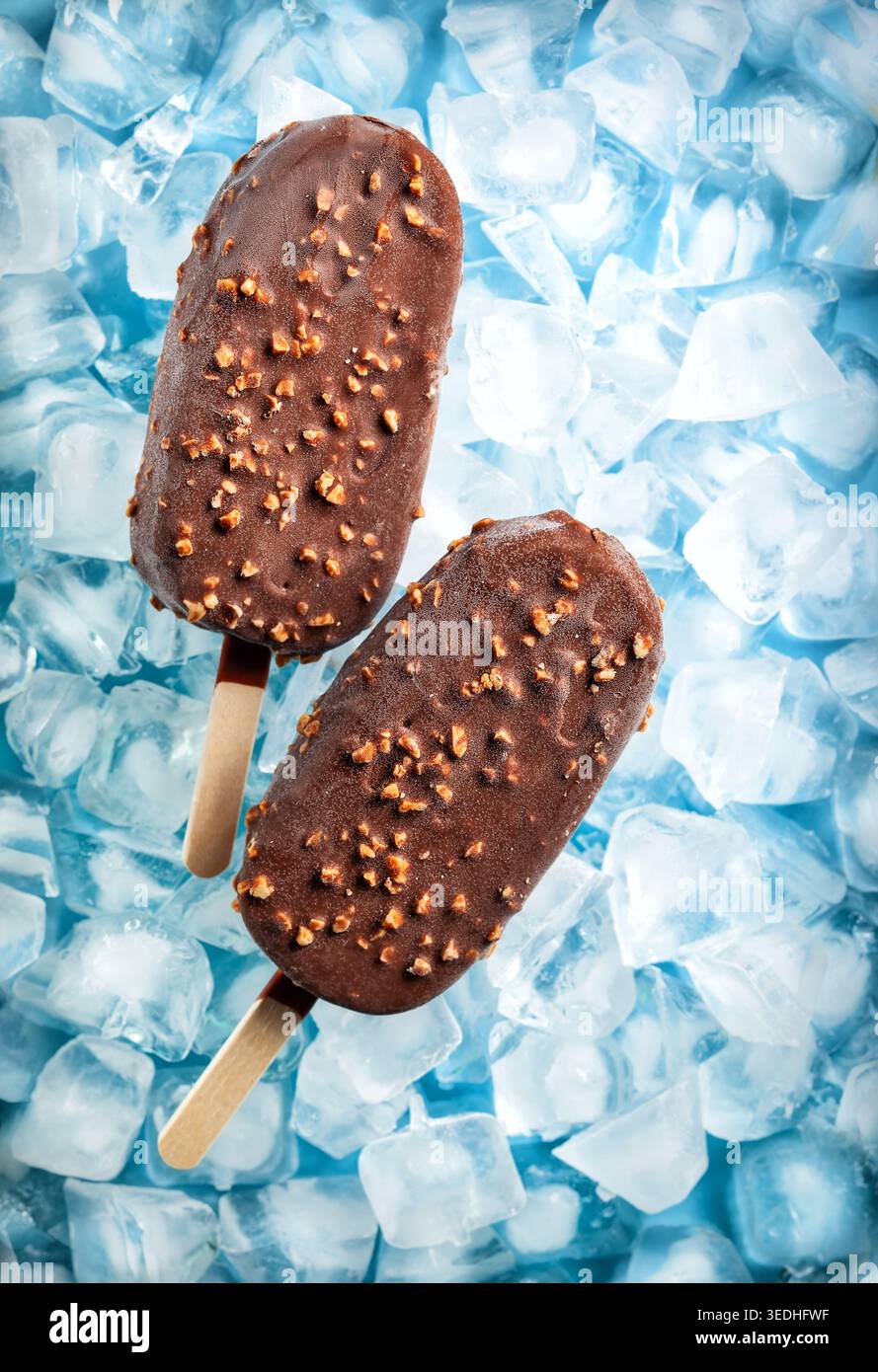 Gelato brulee gelato con papaveri cioccolato al latte ricoperto e noci su ghiaccio. Vista dall'alto. Foto Stock