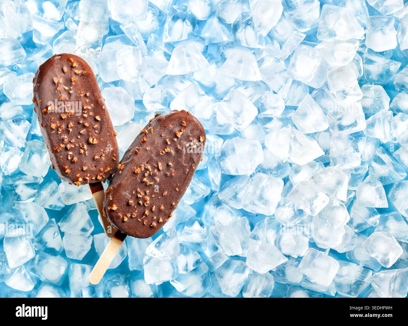 Gelato brulee gelato con papaveri cioccolato al latte ricoperto e noci su ghiaccio. Vista dall'alto. Foto Stock