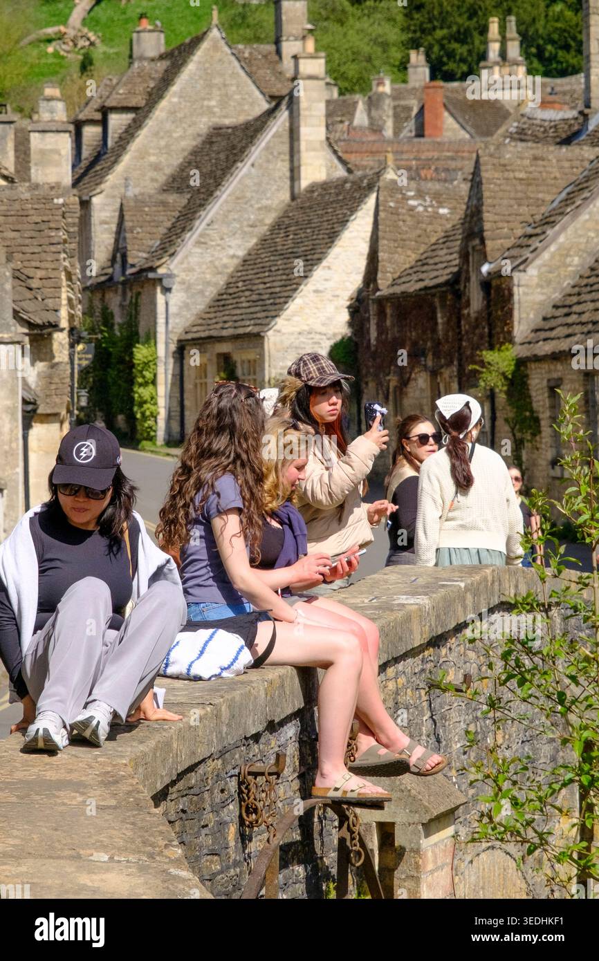 Visitatori di Castle Combe, Un grazioso villaggio del Wiltshire, Cotswolds, Regno Unito Foto Stock