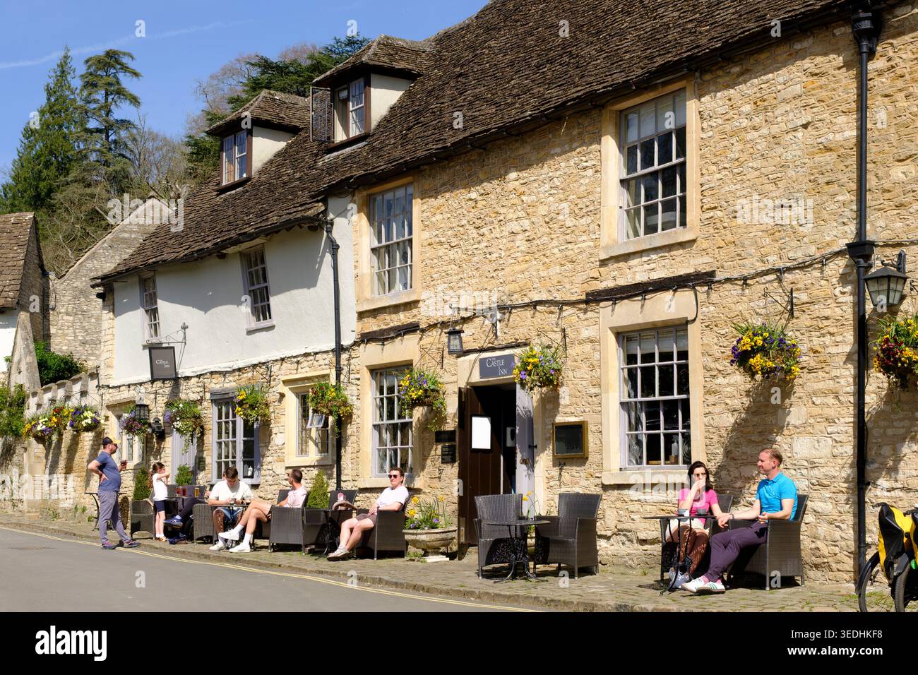 Pomeriggio di sole fuori dal Castle Inn Castle Combe Wiltshire Regno Unito Foto Stock