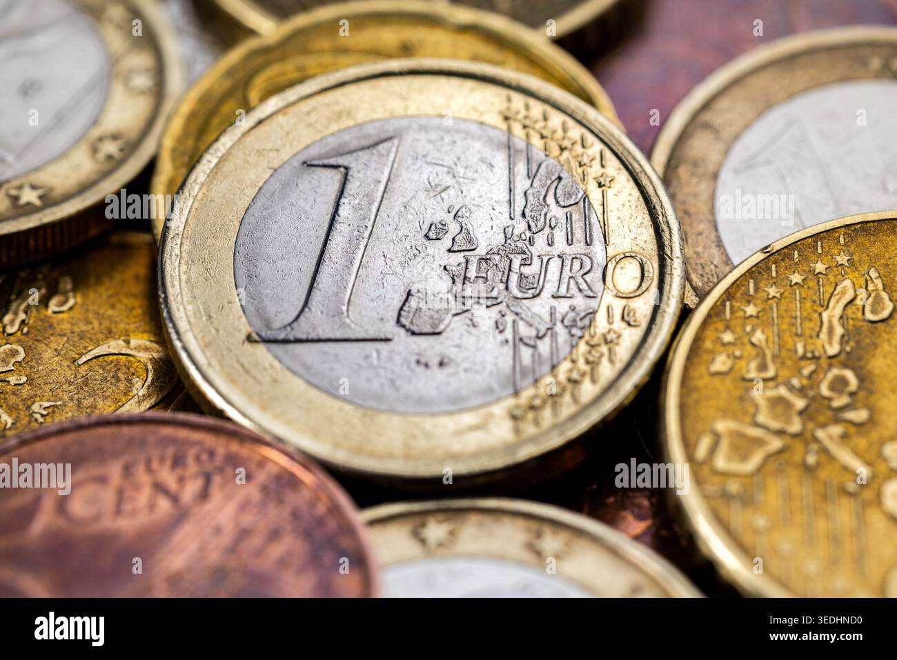 Macro colpo di una moneta in euro su una pila di monete Foto Stock
