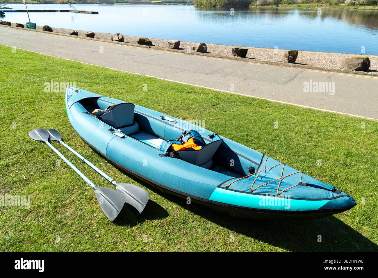 Un kayak gonfiabile pompato e pronto per andare in kayak Foto Stock