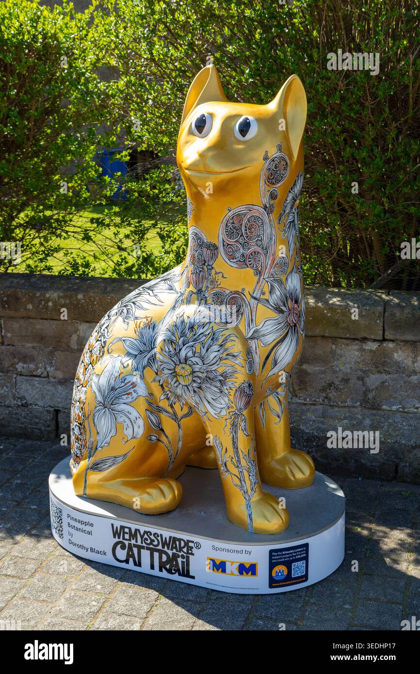 Pineapple Botanical Cat di Dorothy Black sul Wemyss Cat Trail a Kinghorn, Fife, Scozia Foto Stock