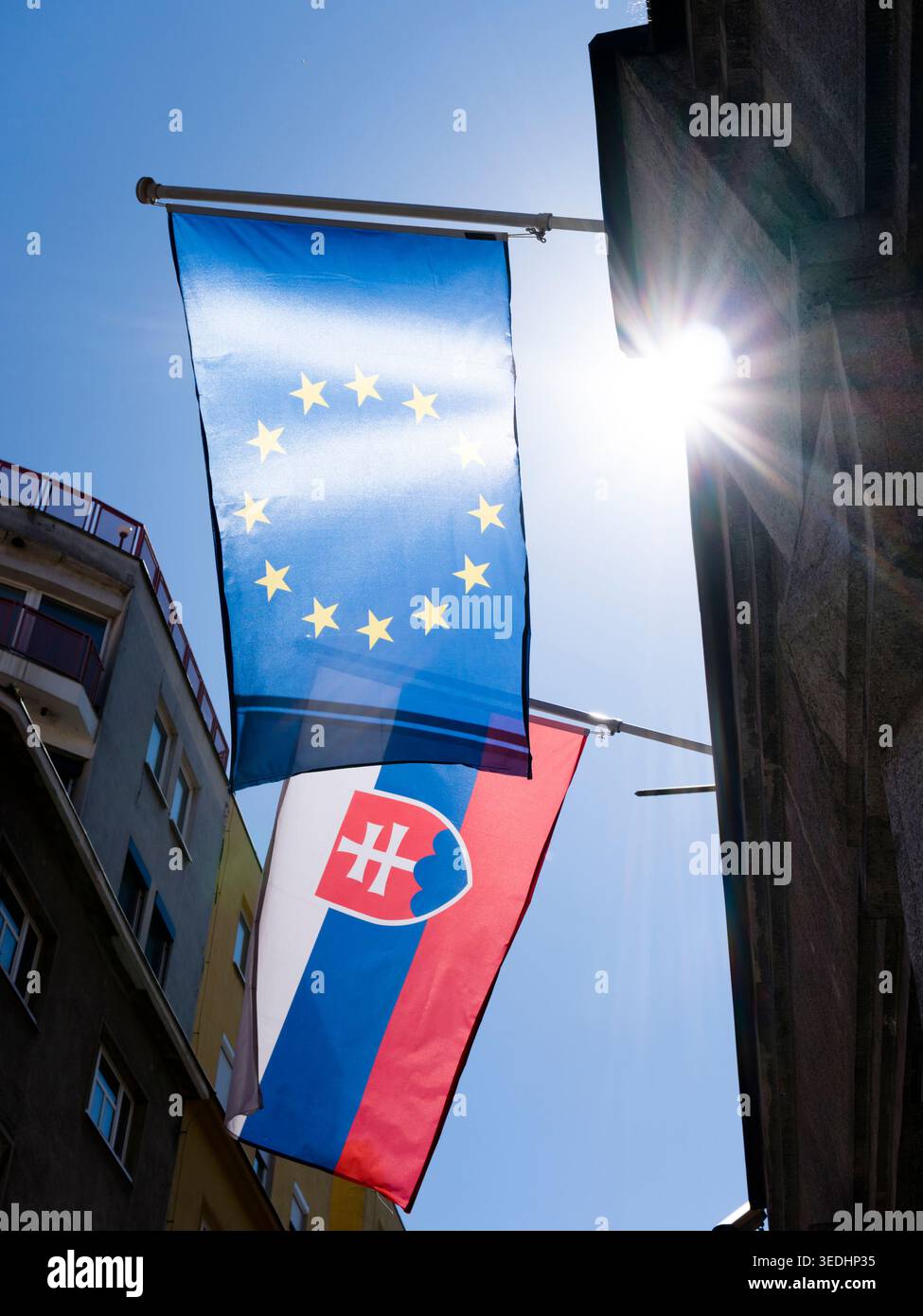 Bandiere slovacche e UE in un edificio ufficiale a Bratislava/Slovacchia Foto Stock