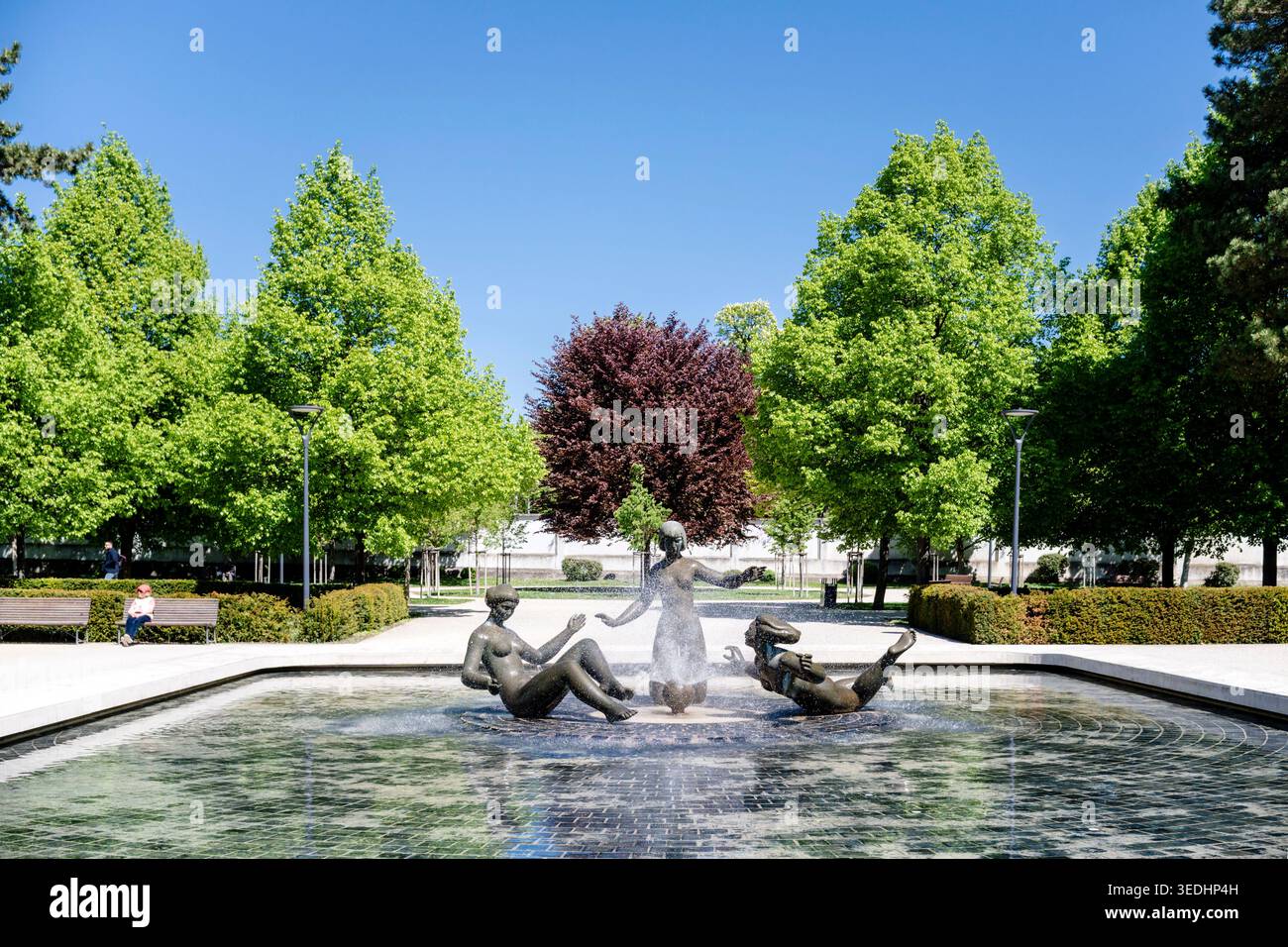 Giardini del palazzo presidenziale Palais Grassalkovich a Bratislava/Slovacchia con fontana della gioventù Foto Stock