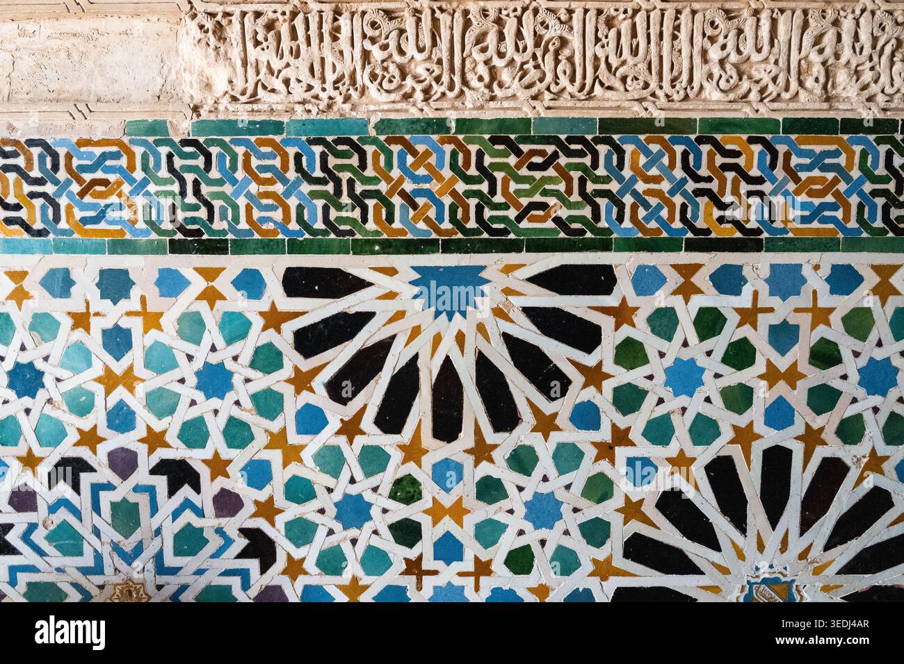 Colorato motivo di piastrelle islamiche in Alhambra Foto Stock