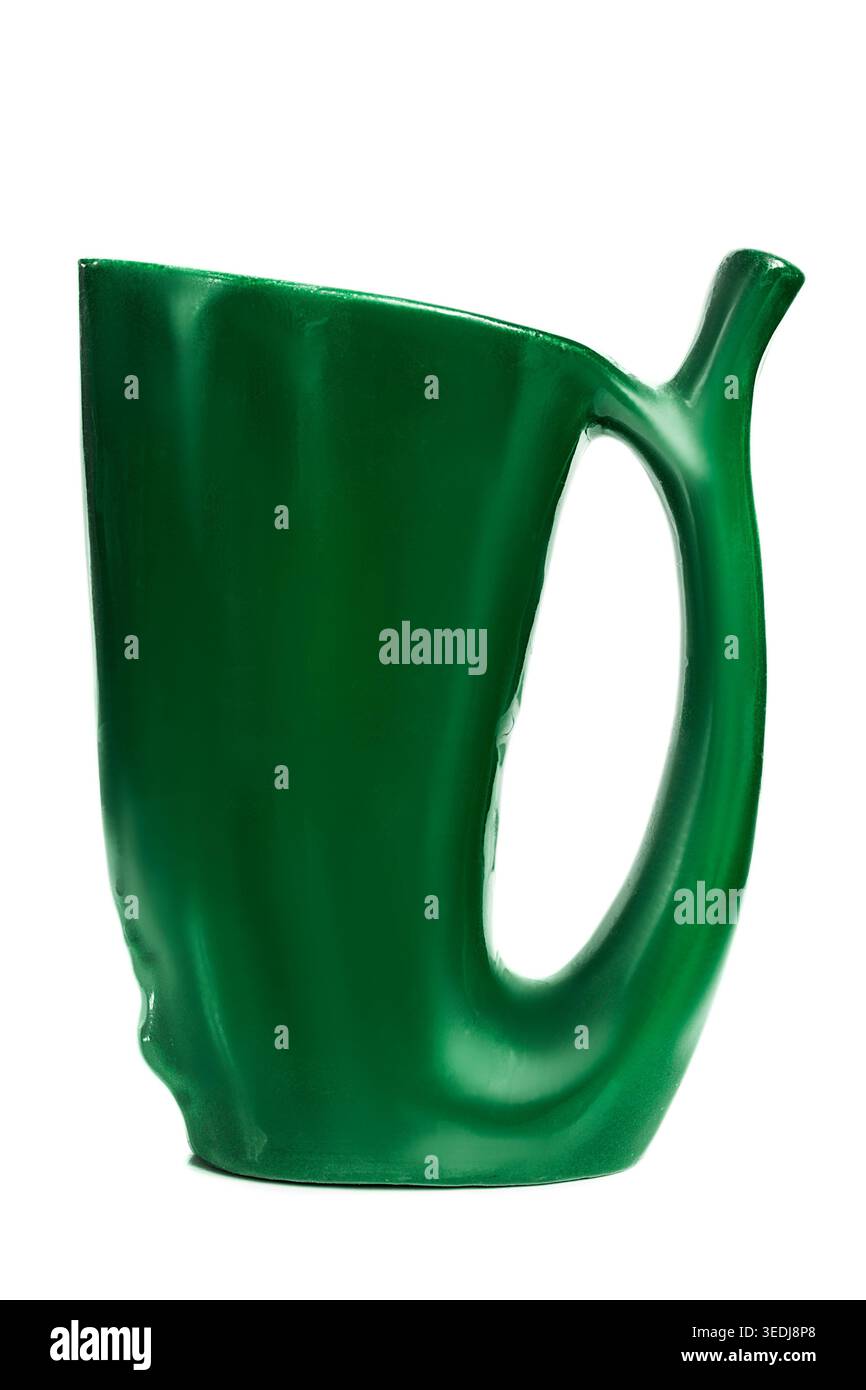 Caraffa vintage in ceramica verde isolata su sfondo bianco Foto Stock
