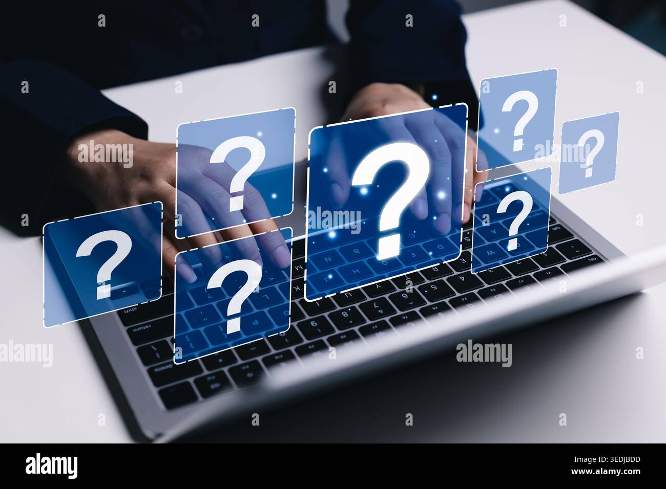 Domande frequenti sul supporto e informazioni sulla guida in linea. Professionista che utilizza un notebook con icone di punti interrogativi virtuali, ricerca di conoscenze, richiesta di informazioni da parte dei clienti, problema Foto Stock