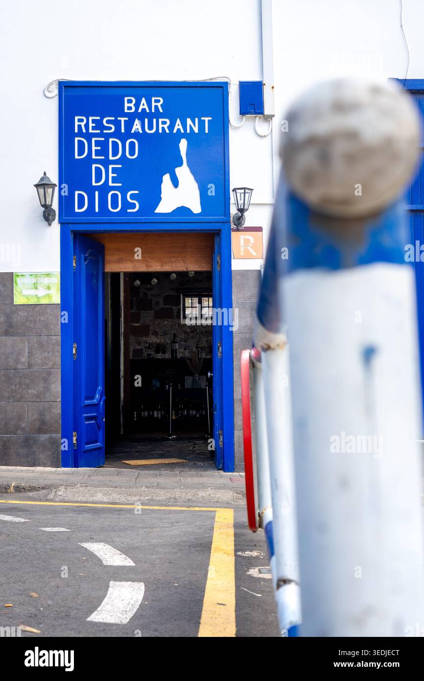 Agaete, Spagna - 24 aprile 2026: Porta d'ingresso dell'iconico ristorante El Dedo de Dios Foto Stock