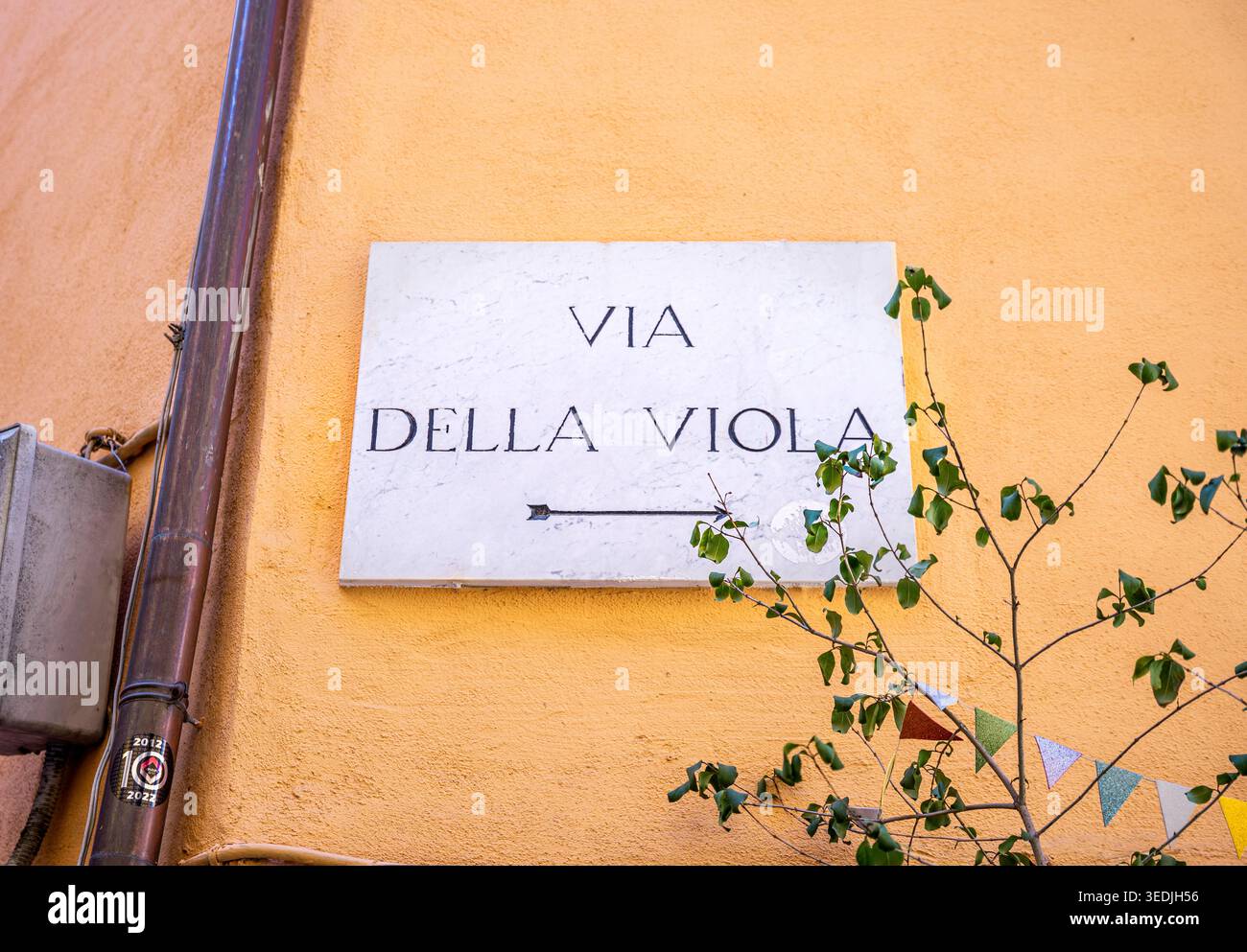 Cartello segnaletico via della Viola, una stradina storica nel centro medievale di Perugia, Rione porta Sole, famosa per la Street art, a Perugia, Italia. Foto Stock