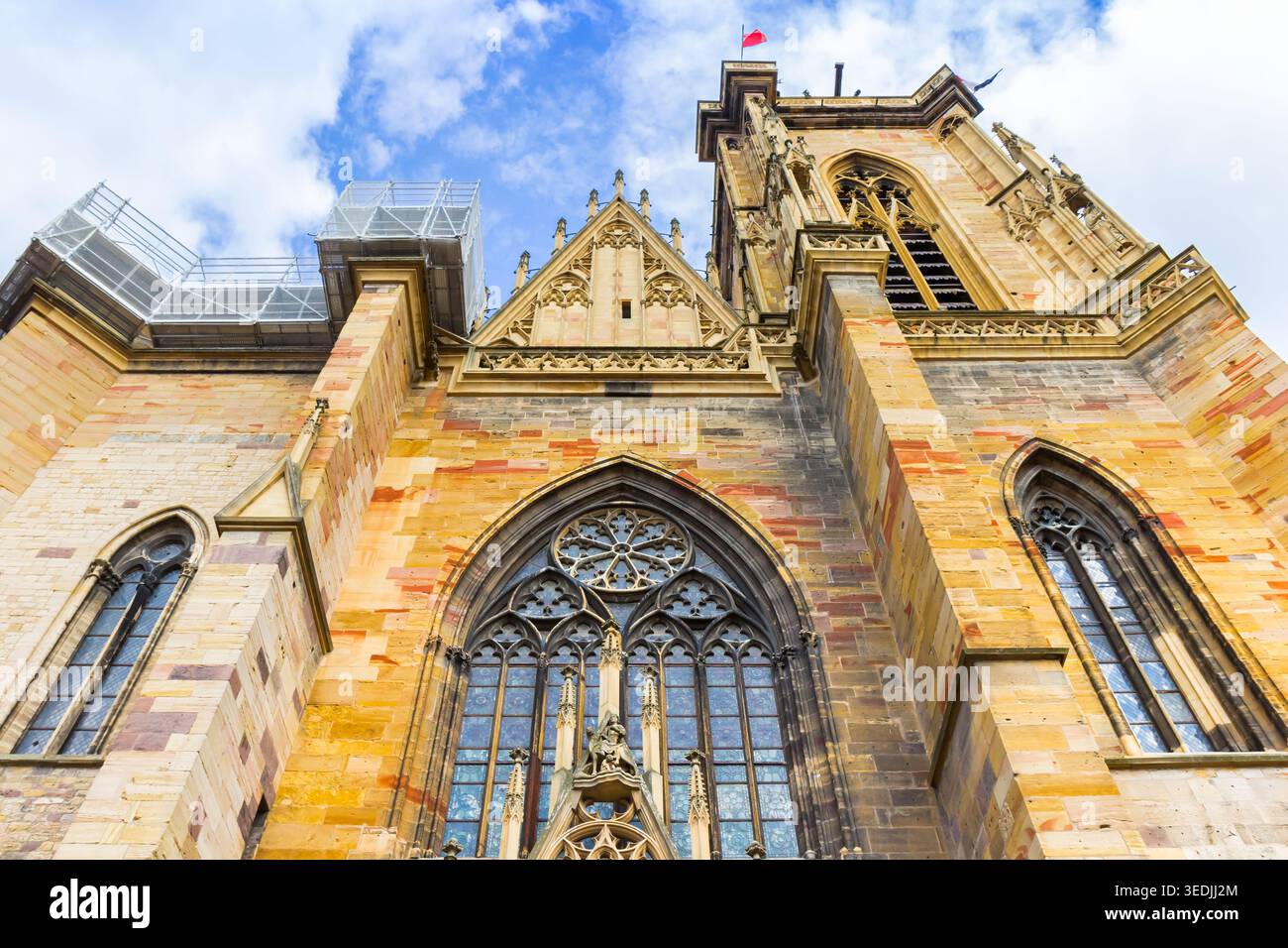 Facciata e torre della storica chiesa di San Martino a Colmar, Francia Foto Stock