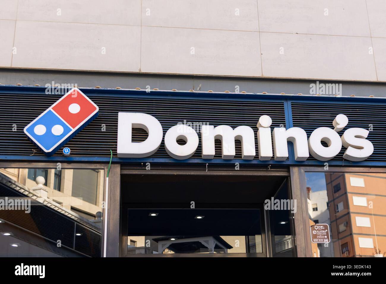 Valencia, Spagna - 29 ottobre 2025: Cartello per Dominos Pizza fuori da un fast food in un'area urbana Foto Stock