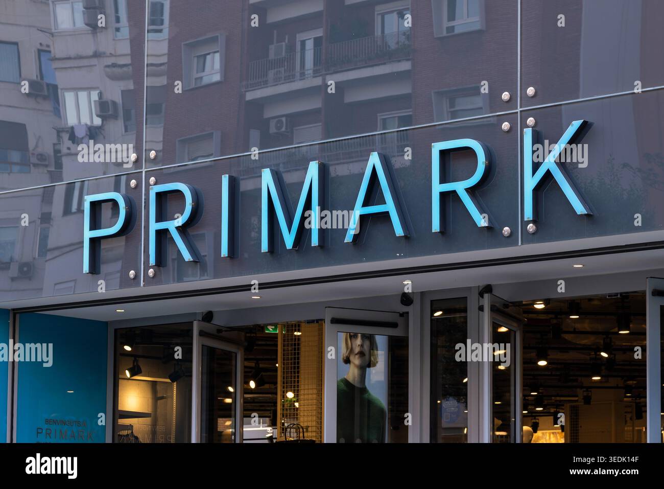 Valencia, Spagna - 29 ottobre 2025: Il negozio di moda Primark mostra il suo logo sull'esterno dell'edificio in una zona trafficata Foto Stock