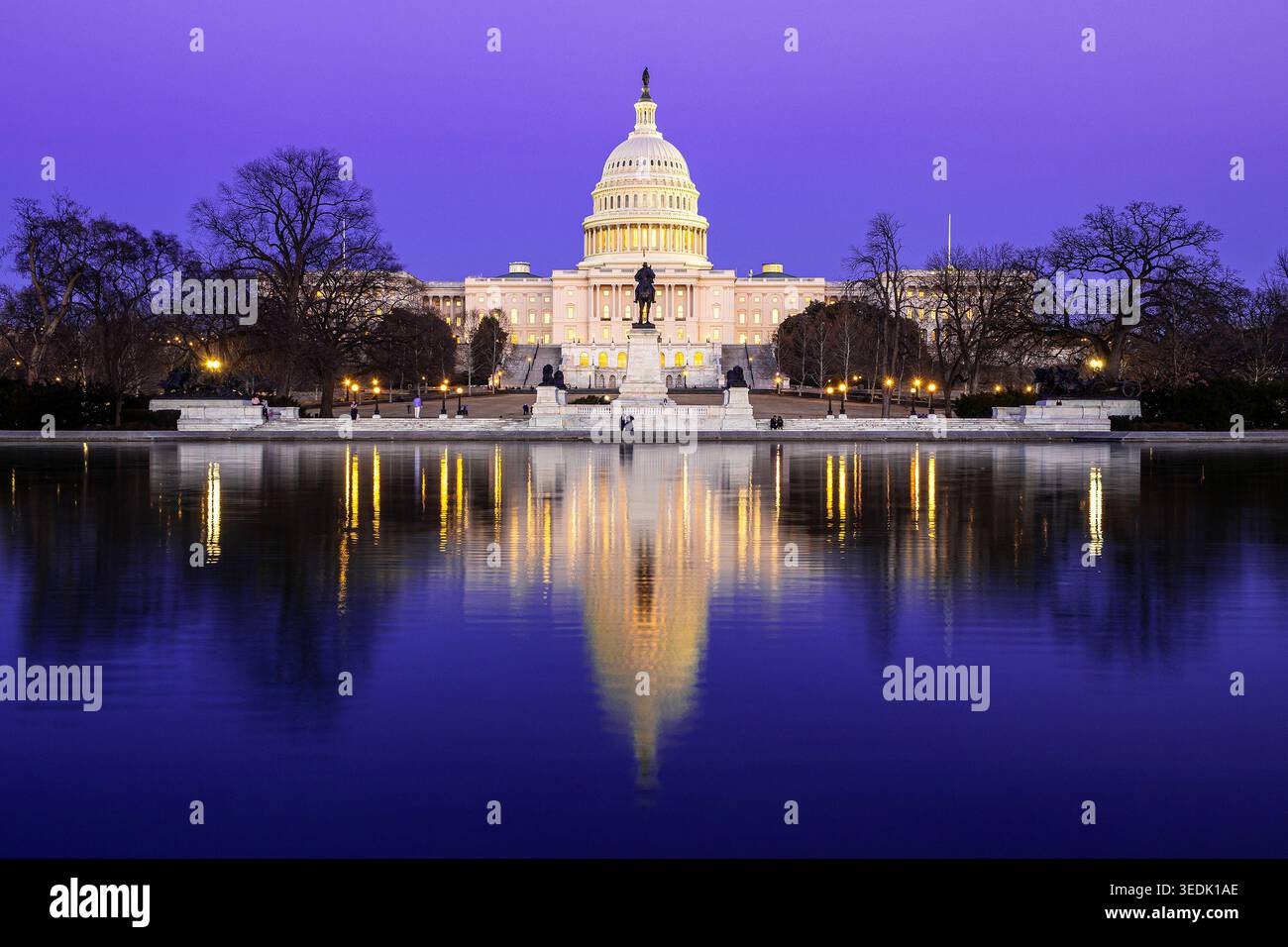 Campidoglio degli Stati Uniti a Washington DC, al crepuscolo, riflesso nella piscina riflettente del National Mall in serata, lunga esposizione, cielo viola Foto Stock
