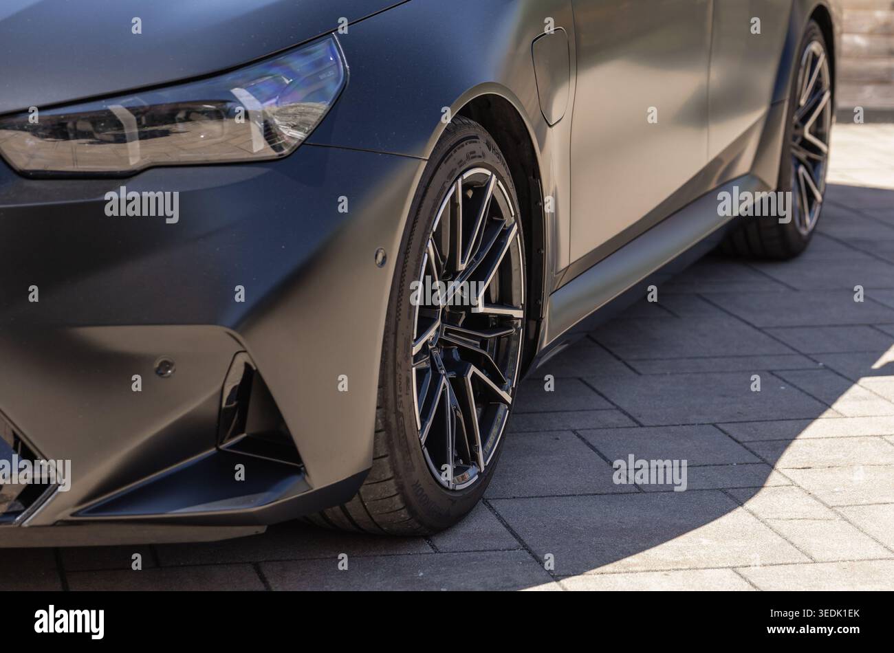 Slovenia, Lubiana - 8 aprile 2026: Una BMW M5 parcheggiata su una strada cittadina mette in risalto le caratteristiche di lusso e il design sportivo. Foto Stock
