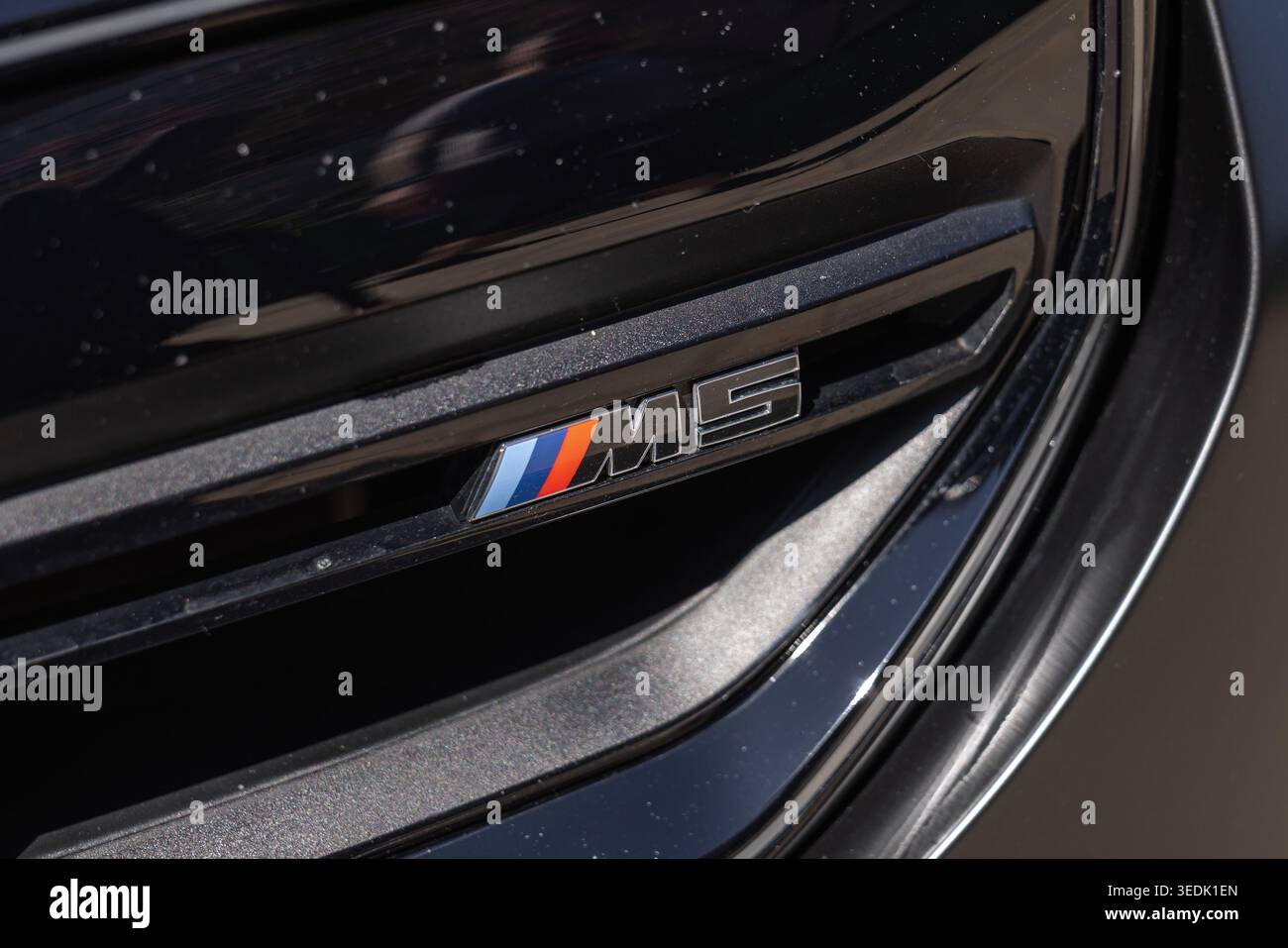 Slovenia, Lubiana - 8 aprile 2026: Vista ravvicinata del logo BMW M5 su una lussuosa berlina parcheggiata all'aperto Foto Stock