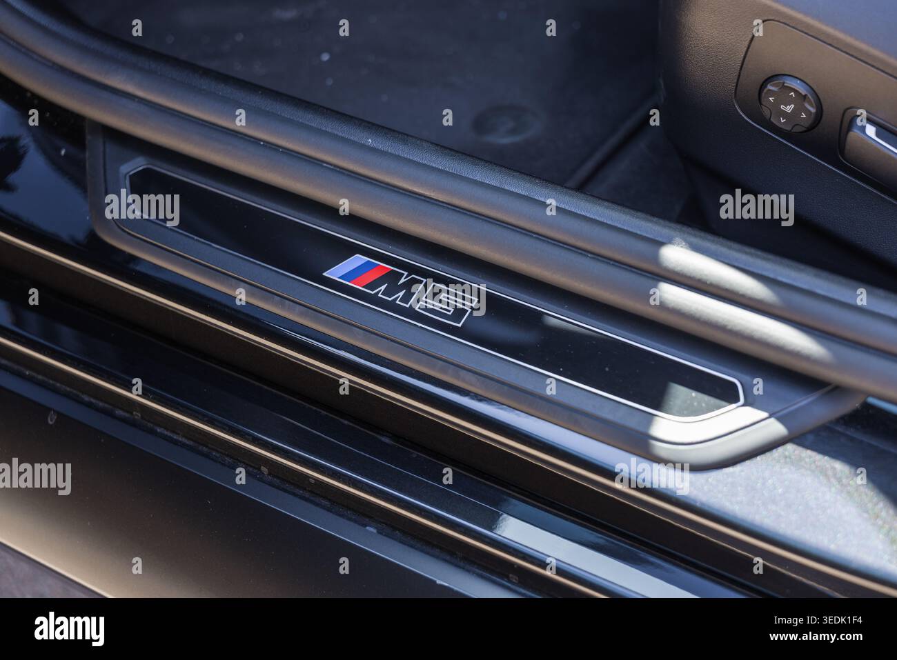 Slovenia, Lubiana - 8 aprile 2026: La BMW M5 mostra il logo M5 sulla soglia della portiera all'interno del veicolo. Foto Stock